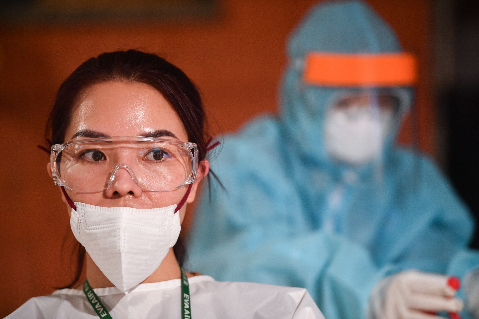 Lay mau xet nghiem Covid-19 tai Tan Son Nhat anh 8