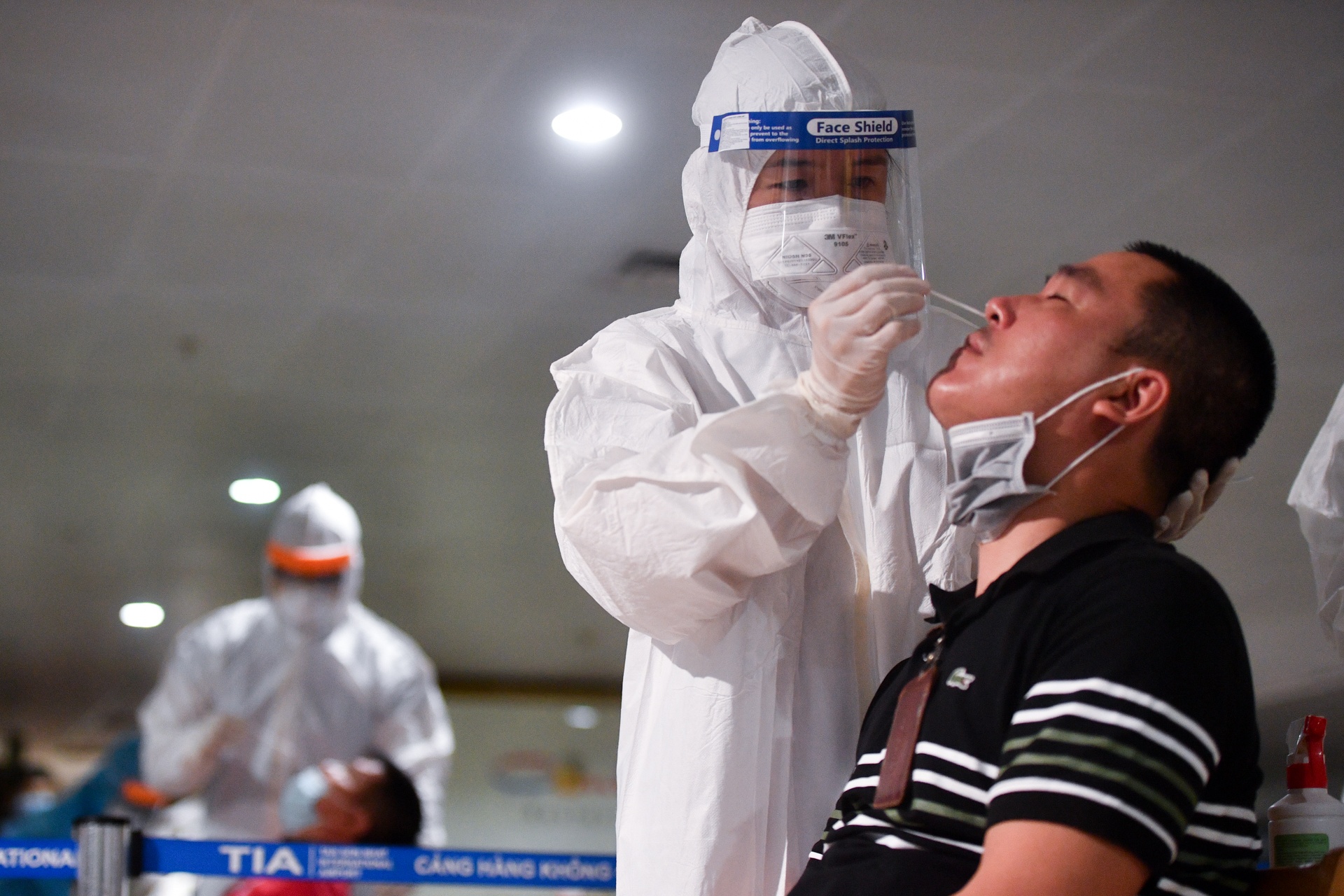 Lay mau xet nghiem Covid-19 tai Tan Son Nhat anh 7