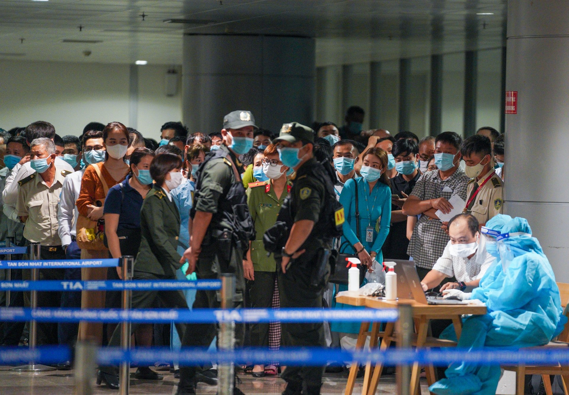 Lay mau xet nghiem Covid-19 tai Tan Son Nhat anh 4