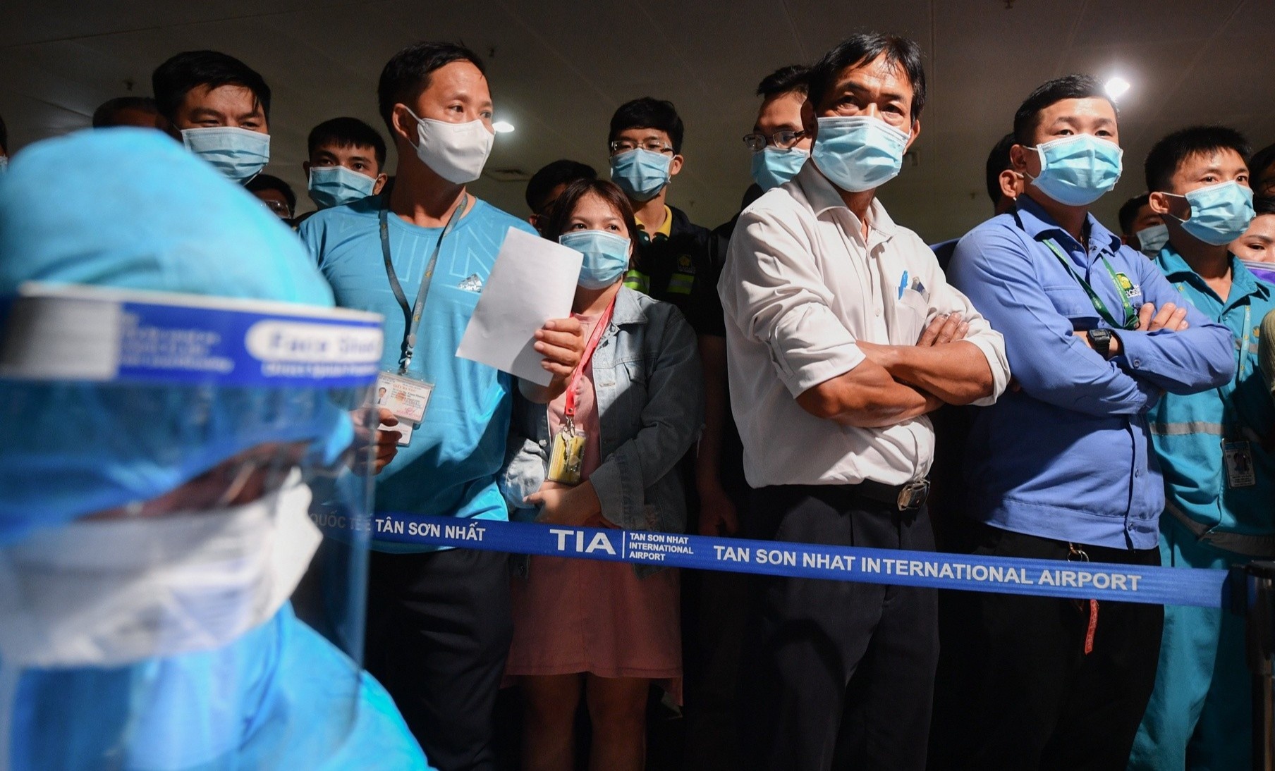 Xet nghiem Covid-19 cho 1.000 nhan vien tai san bay Tan Son Nhat hinh anh