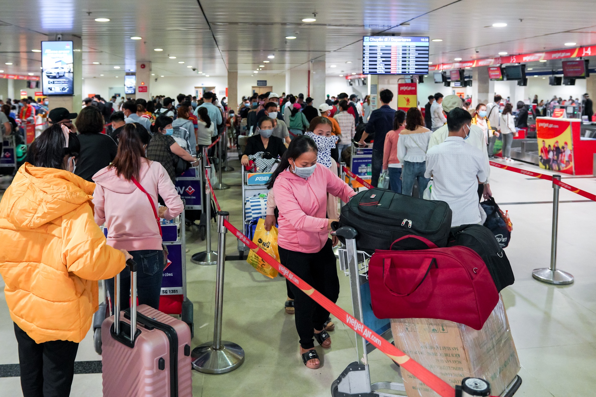 San bay Tan Son Nhat van hoat dong binh thuong anh 4