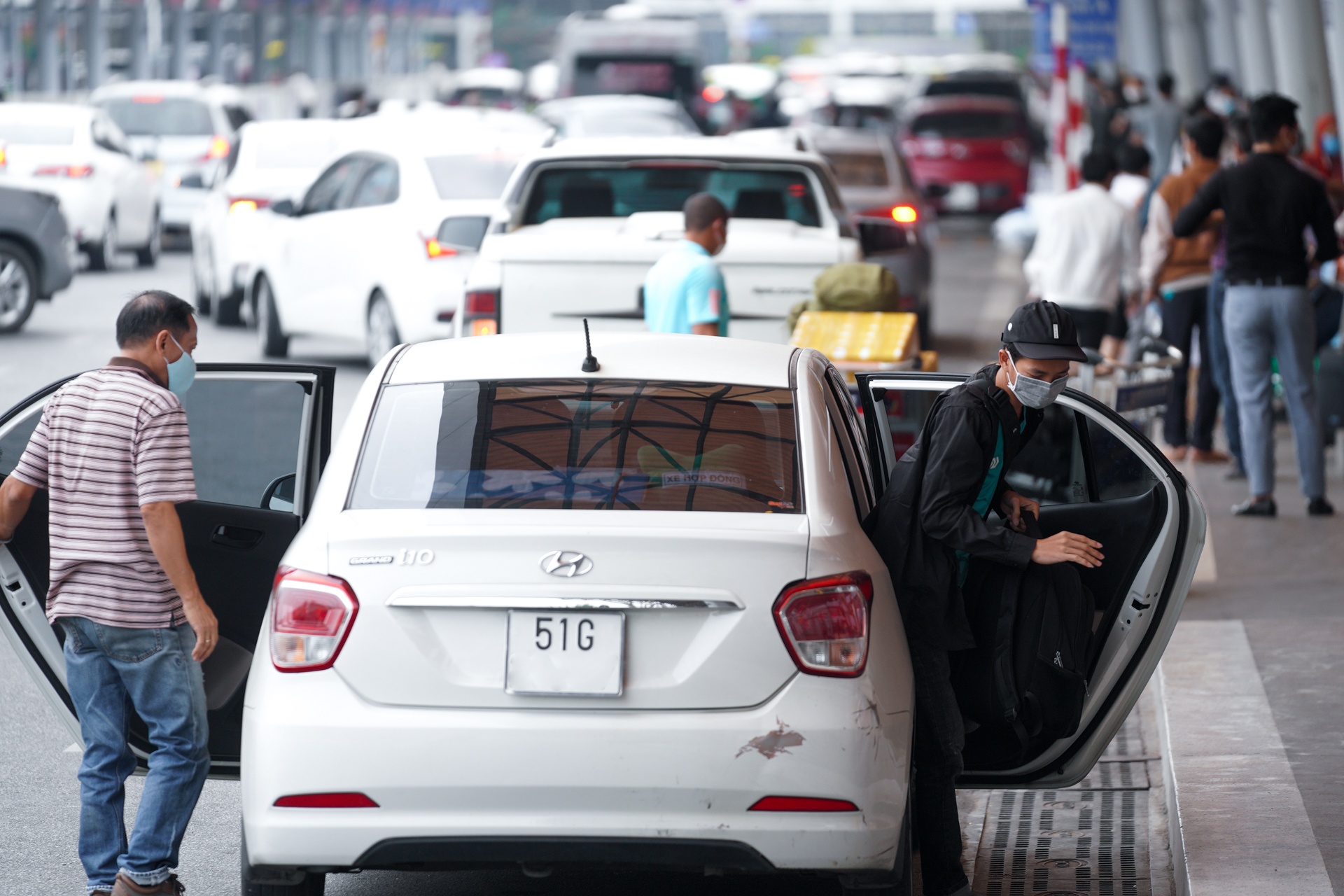San bay Tan Son Nhat van hoat dong binh thuong anh 2