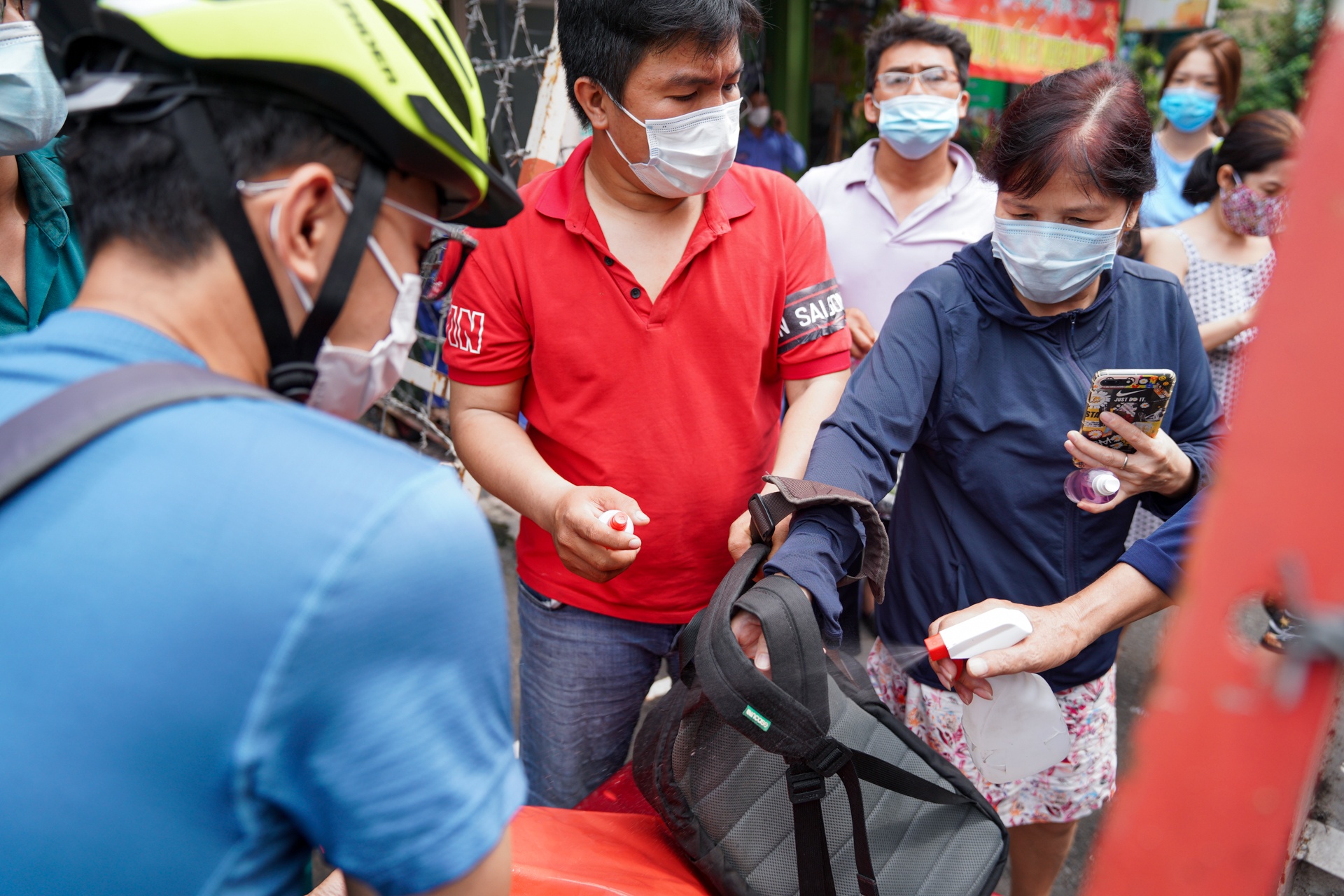 Phong toa khu vuc co ca nhiem covid-19 anh 8