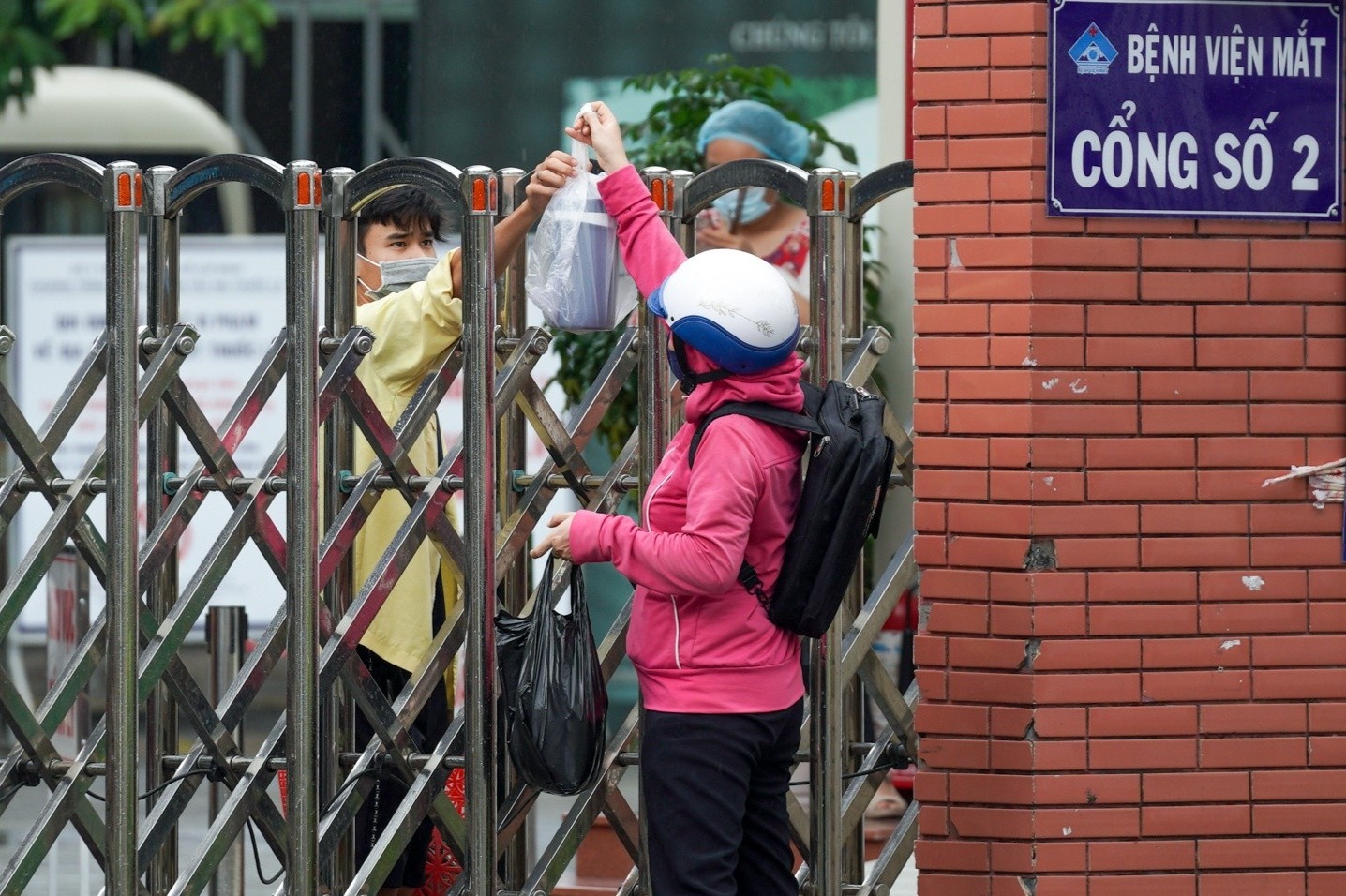 Benh vien Mat TP.HCM dung don benh nhan vi co ca nghi mac Covid-19 hinh anh