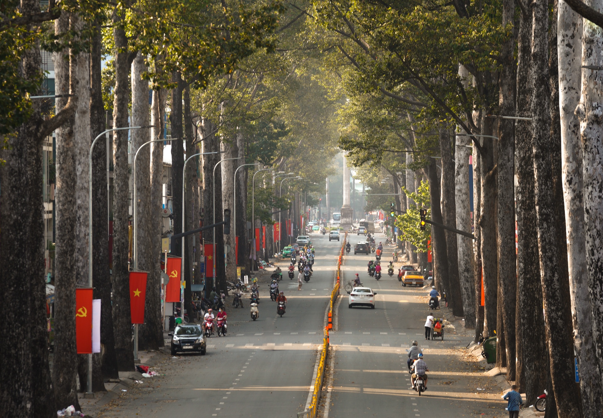 Duong pho TPHCM yen binh ngay mung 1 Tet anh 9