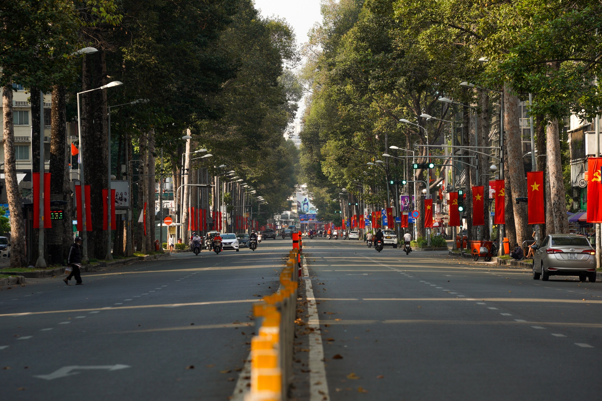 Duong pho TPHCM yen binh ngay mung 1 Tet anh 7