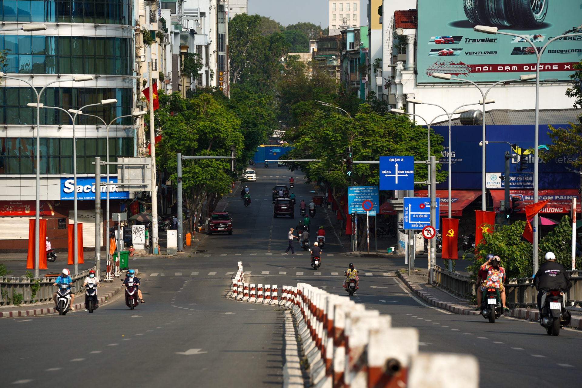 Duong pho TPHCM yen binh ngay mung 1 Tet anh 6