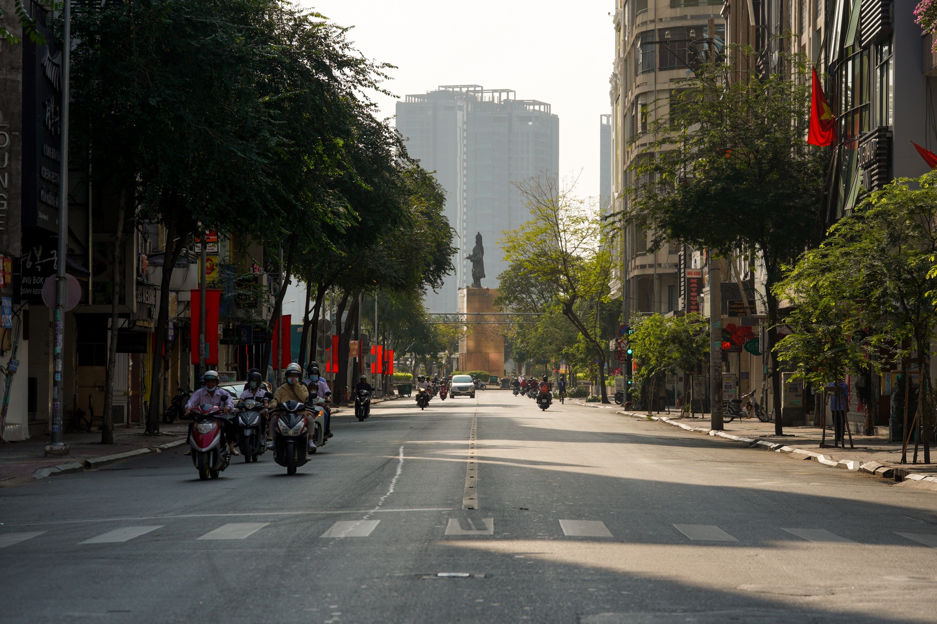 Duong pho TPHCM yen binh ngay mung 1 Tet anh 4