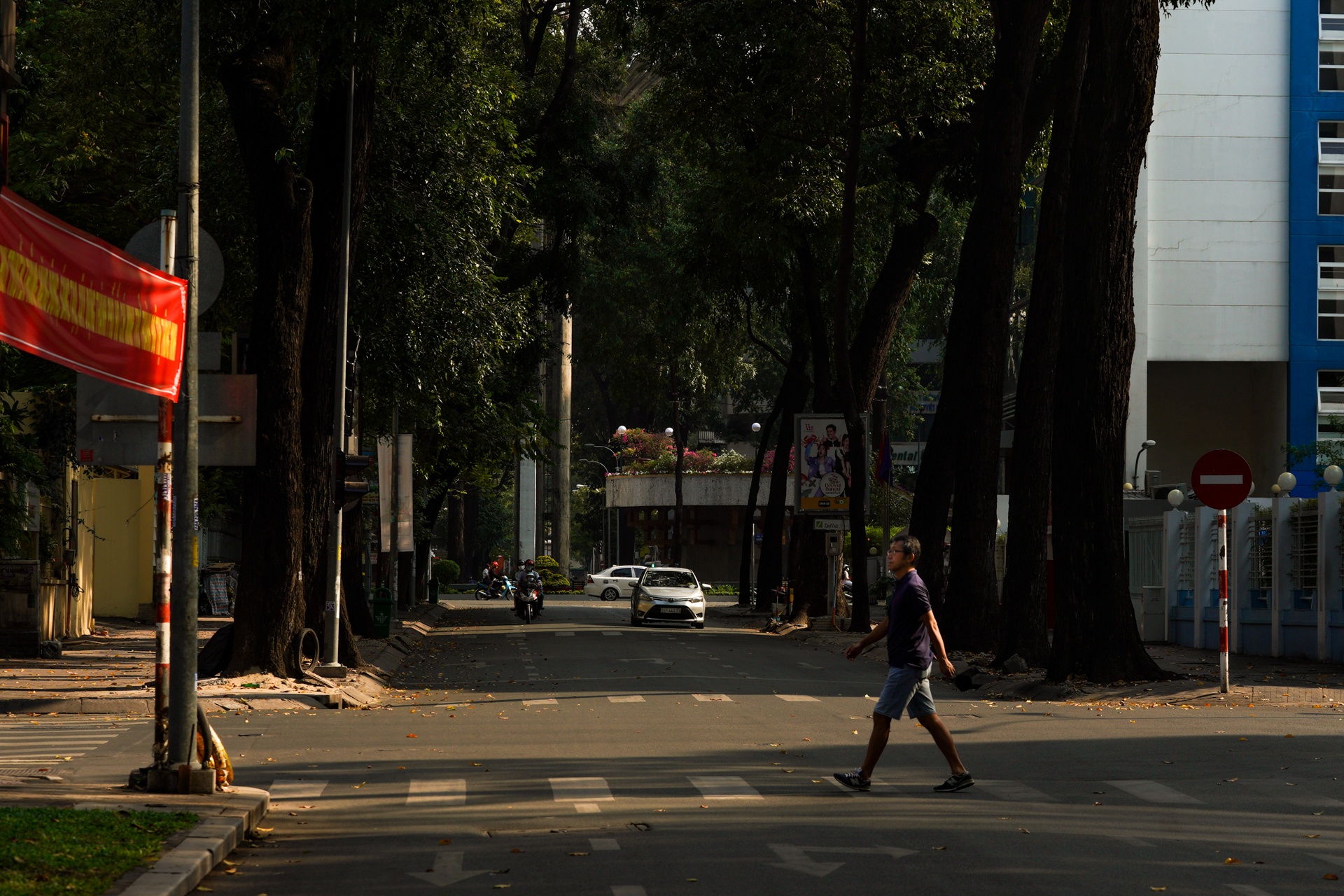 Duong pho TPHCM yen binh ngay mung 1 Tet anh 5