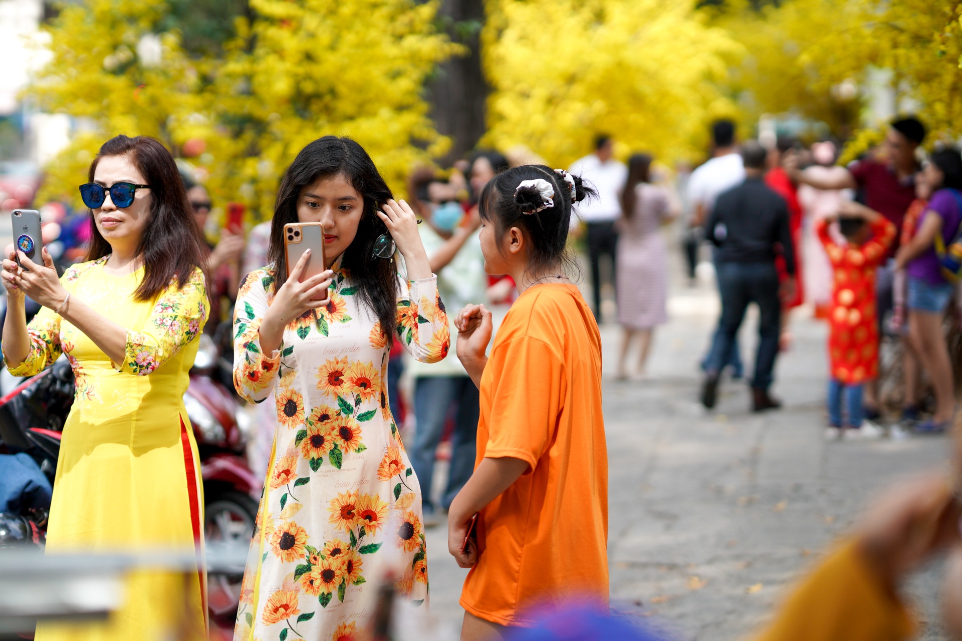 Duong pho TPHCM yen binh ngay mung 1 Tet anh 23