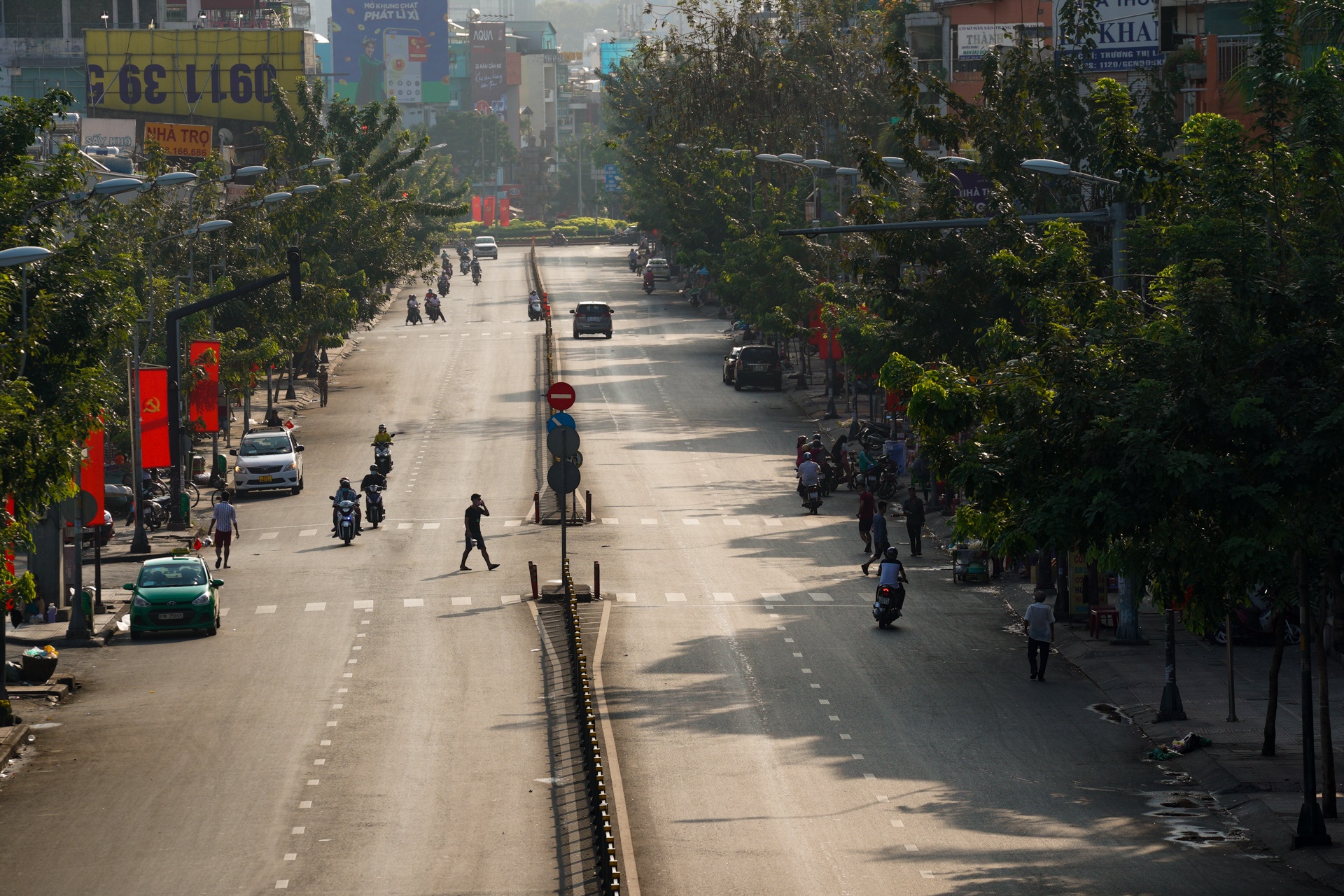 Duong pho TPHCM yen binh ngay mung 1 Tet anh 10