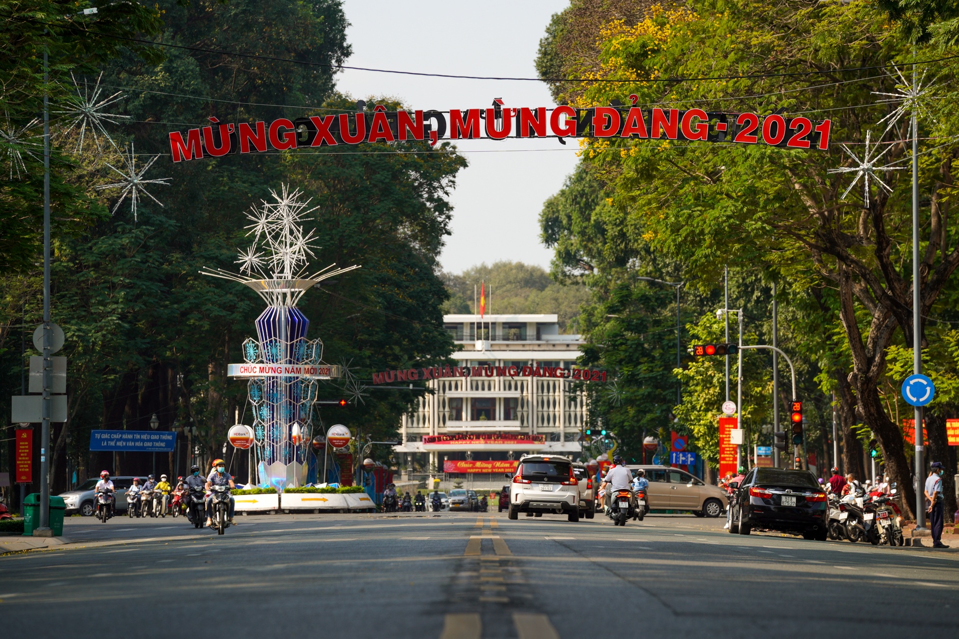 Duong pho TPHCM yen binh ngay mung 1 Tet anh 1