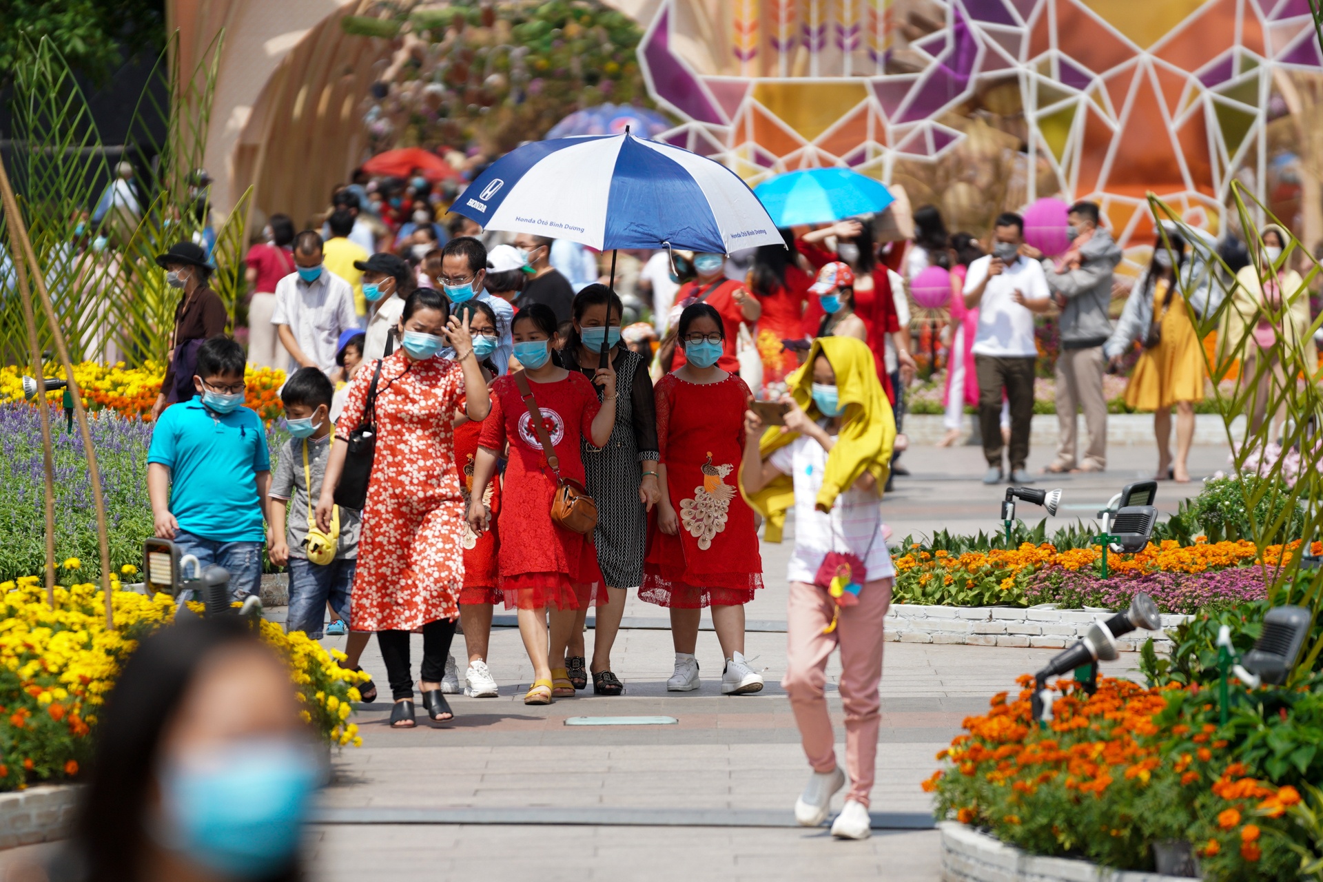 Duong pho TPHCM yen binh ngay mung 1 Tet anh 16