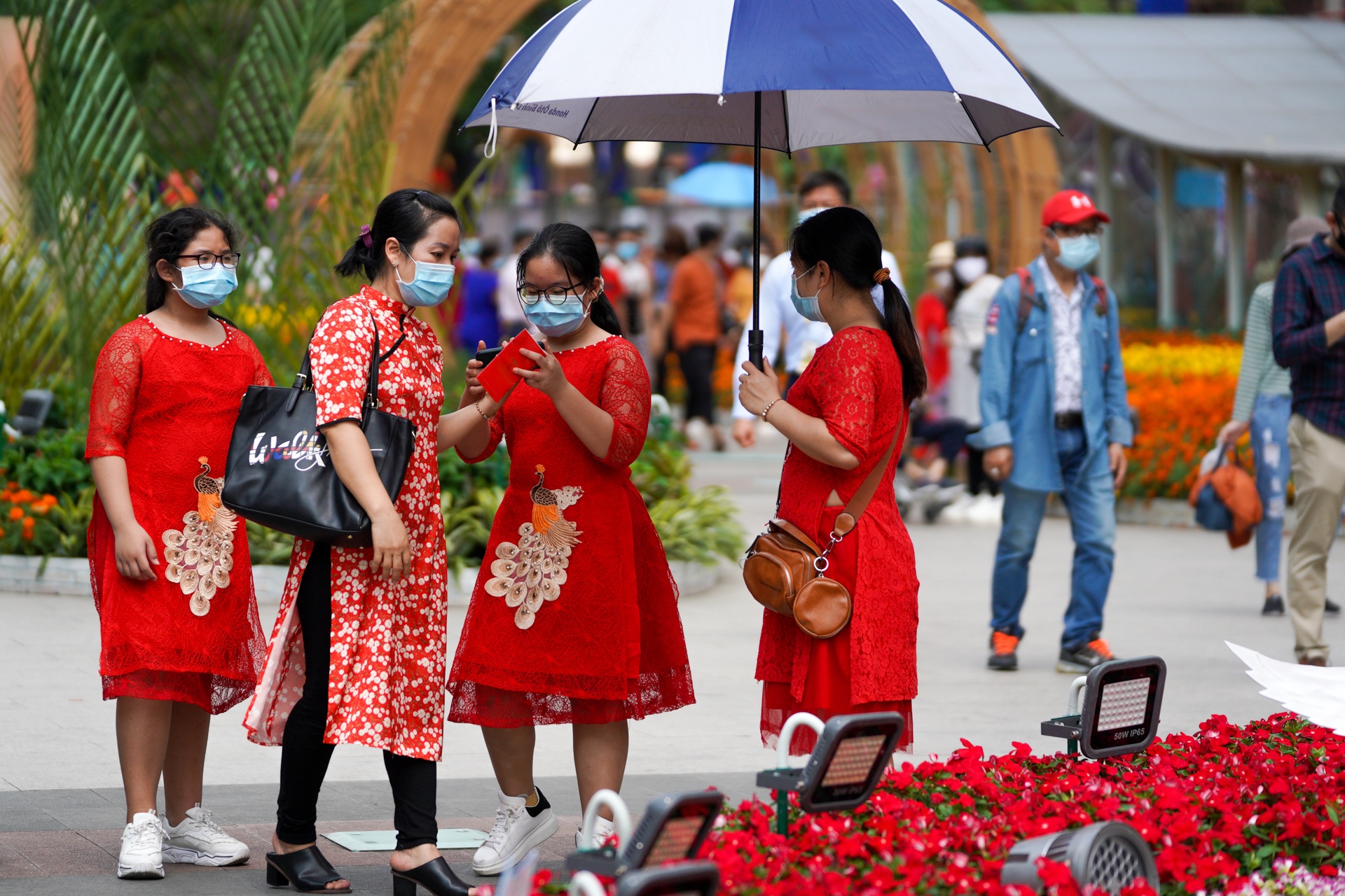 Duong pho TPHCM yen binh ngay mung 1 Tet anh 20