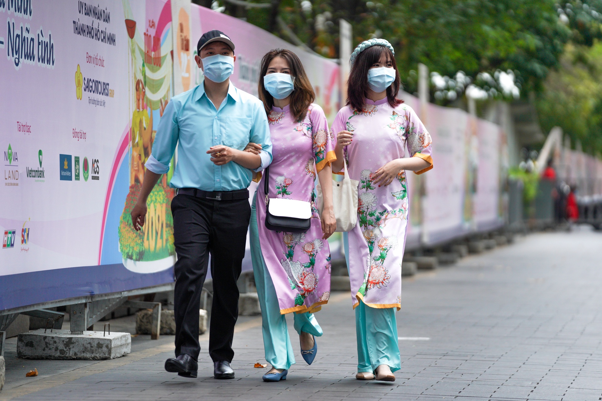 Duong pho TPHCM yen binh ngay mung 1 Tet anh 19