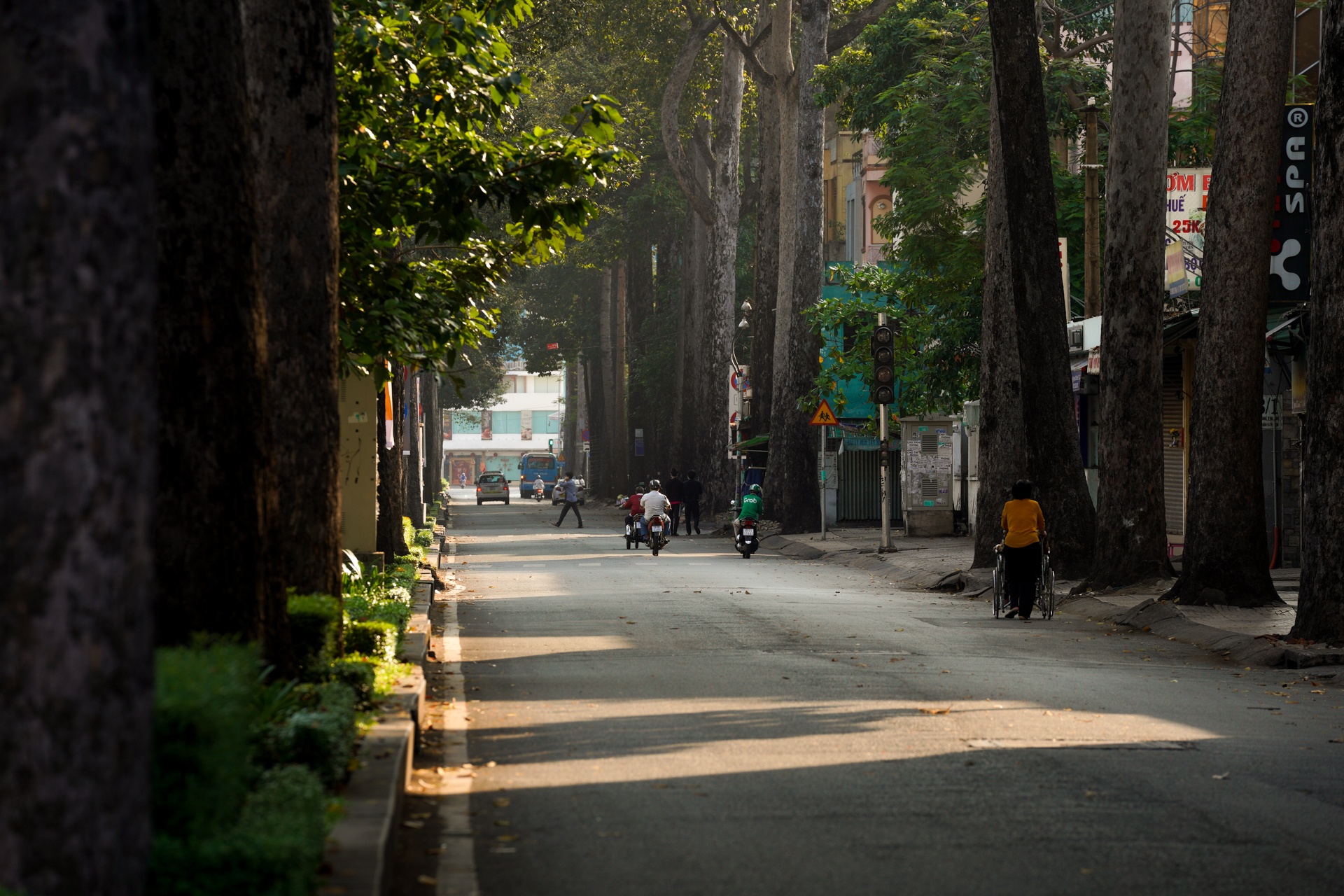Duong pho TPHCM yen binh ngay mung 1 Tet anh 14