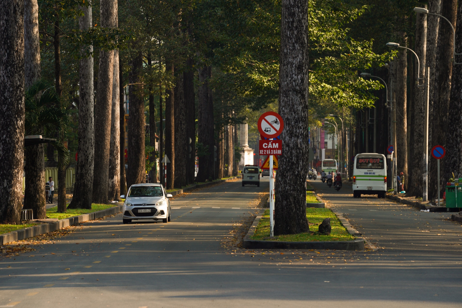 Duong pho TPHCM yen binh ngay mung 1 Tet anh 12