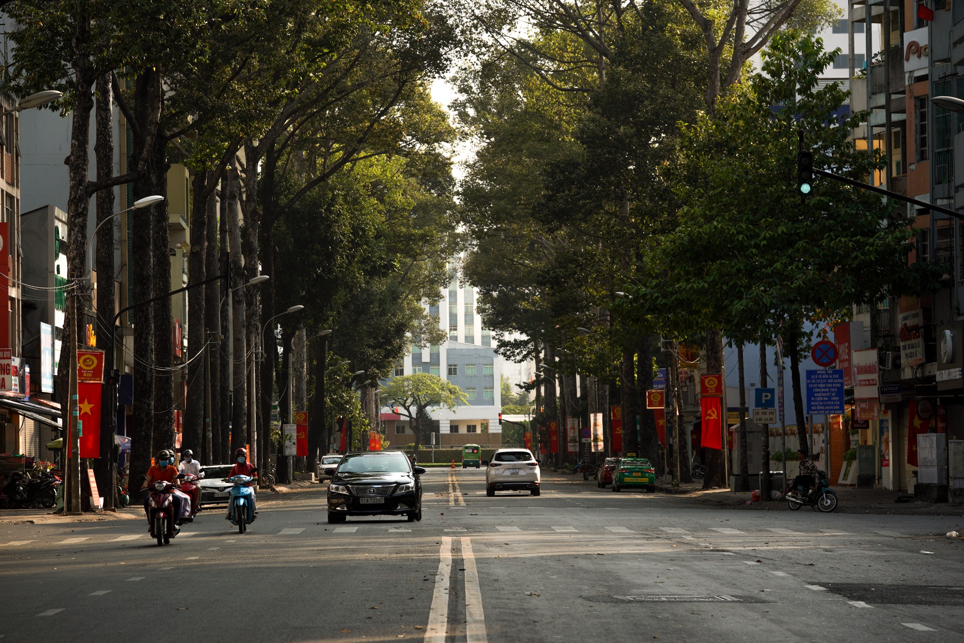 Duong pho TPHCM yen binh ngay mung 1 Tet anh 8