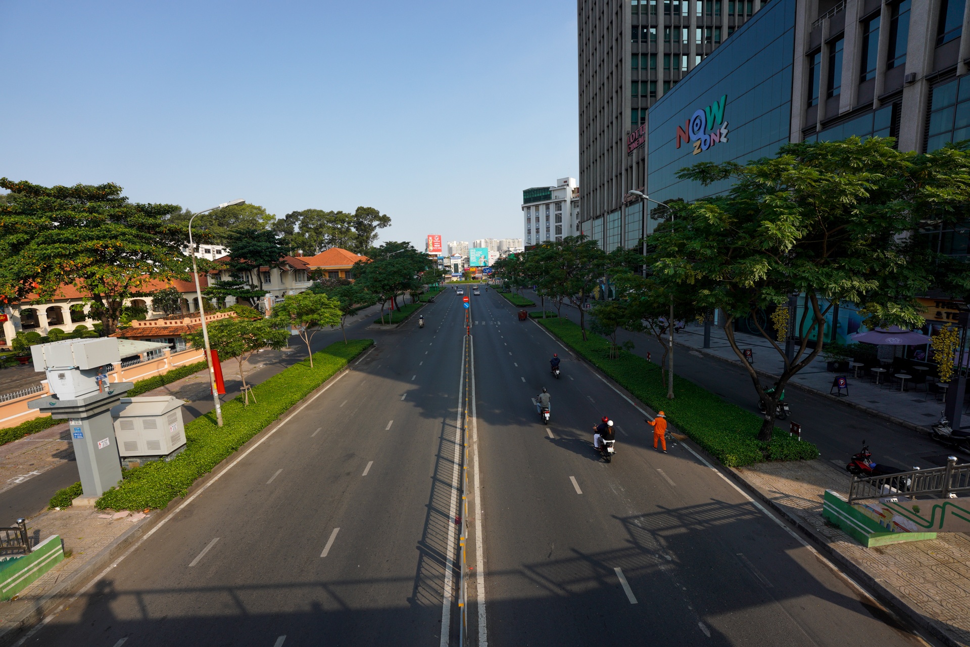 Duong pho TPHCM yen binh ngay mung 1 Tet anh 11