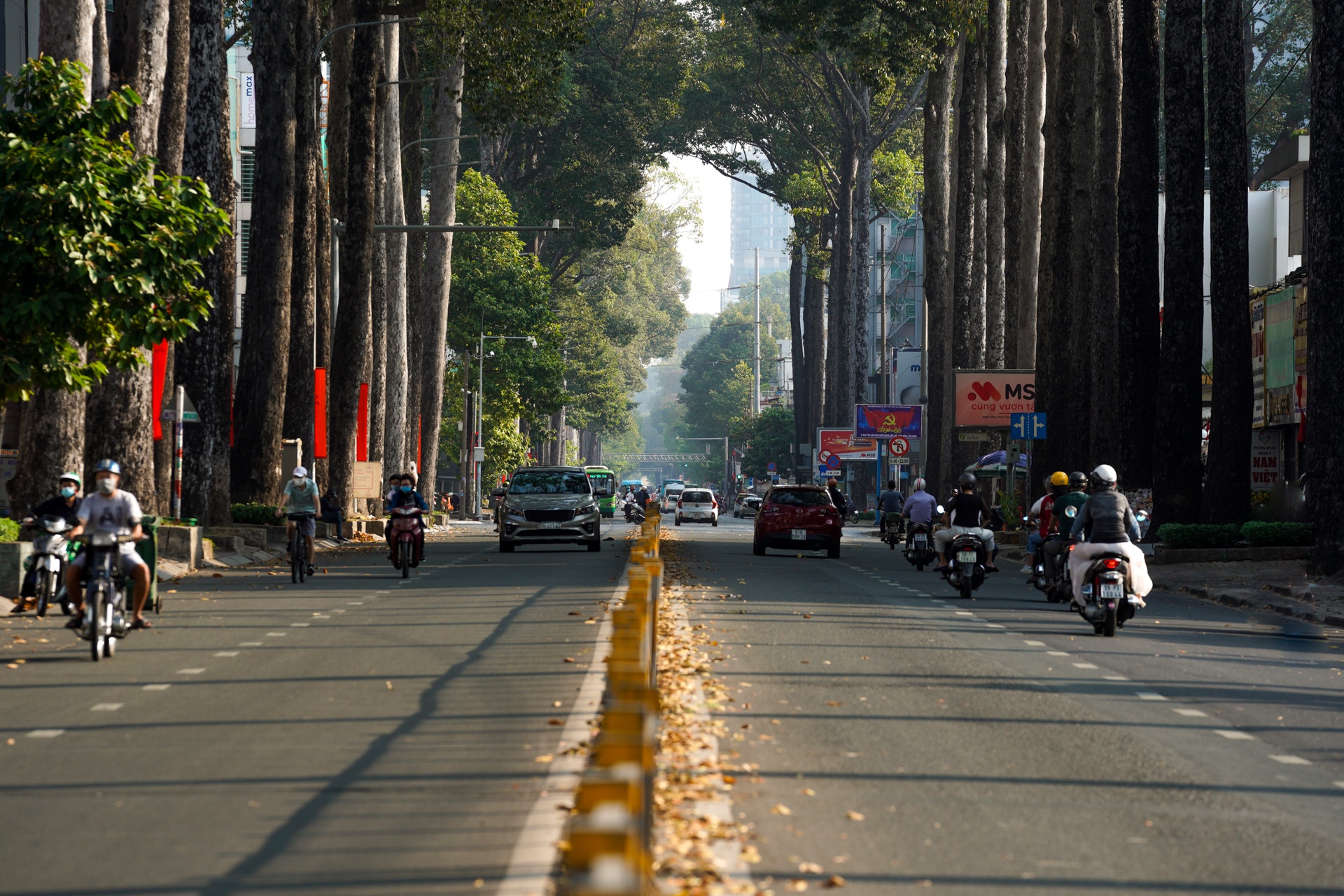 Duong pho TPHCM yen binh ngay mung 1 Tet anh 13