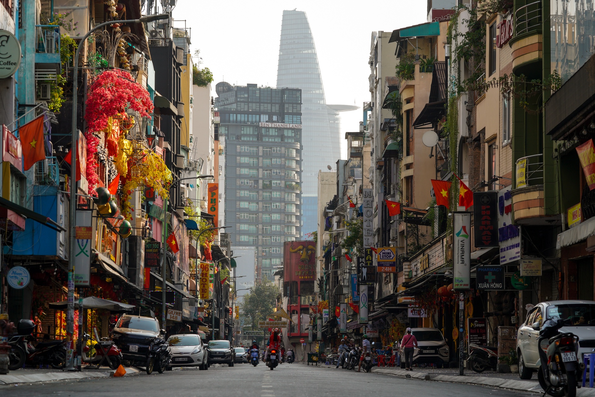 Duong pho TPHCM yen binh ngay mung 1 Tet anh 2