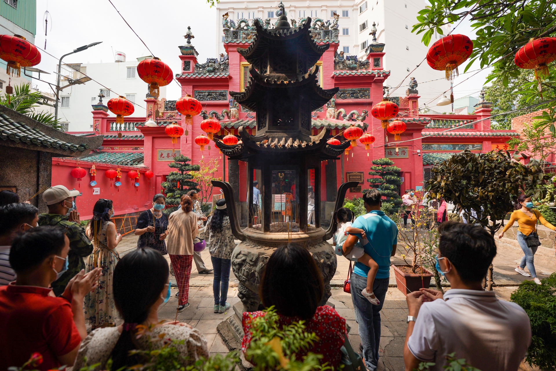 gioi tre tphcm di chua cau duyen anh 1