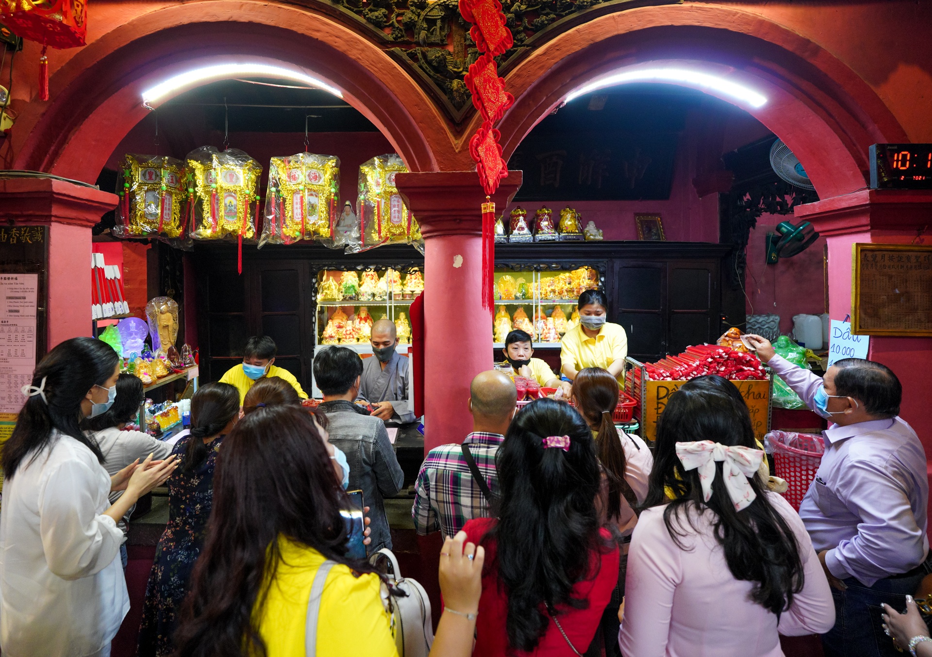 gioi tre tphcm di chua cau duyen anh 4