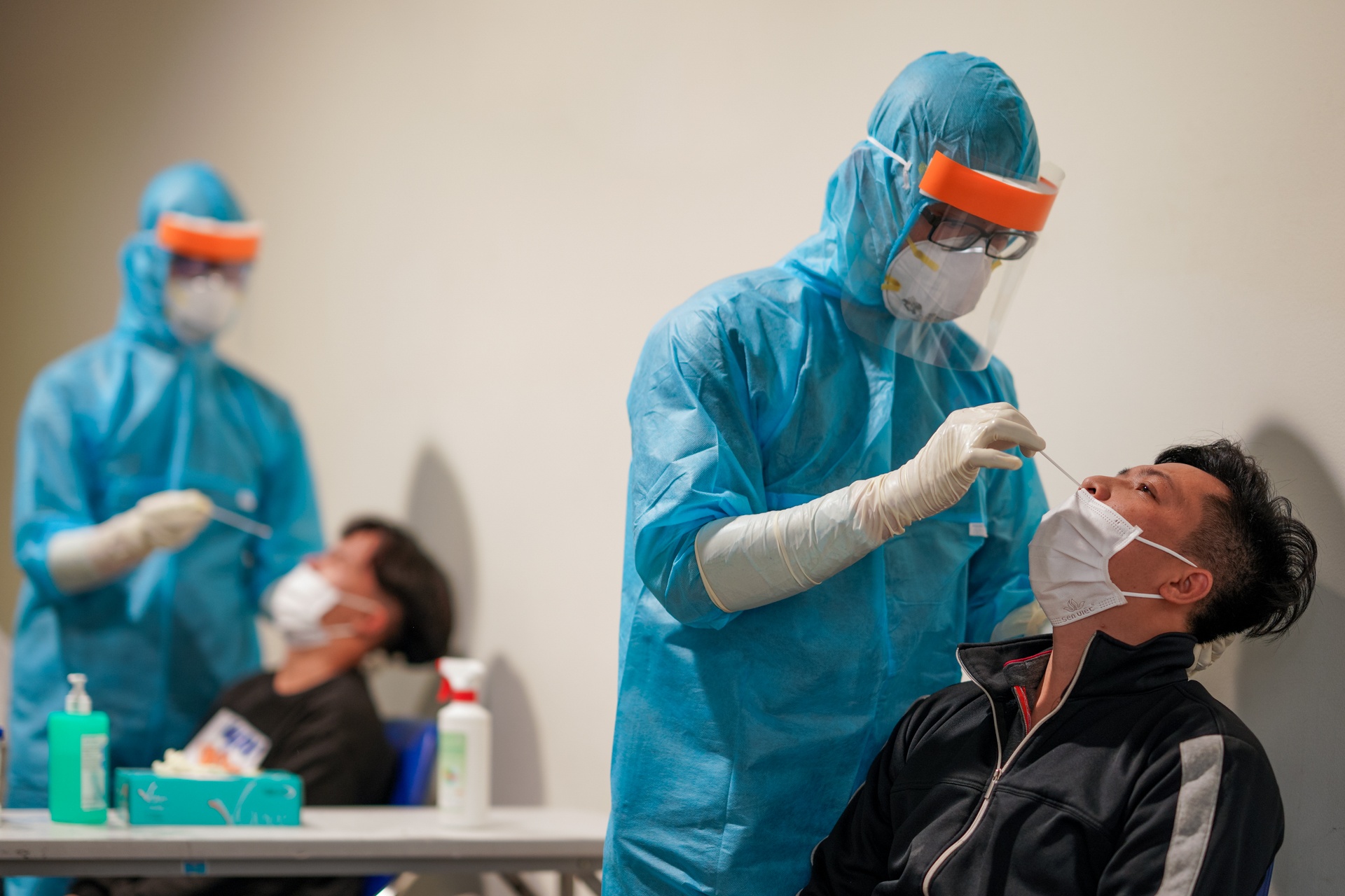 Lay mau hanh khach den tu 3 san bay anh 1