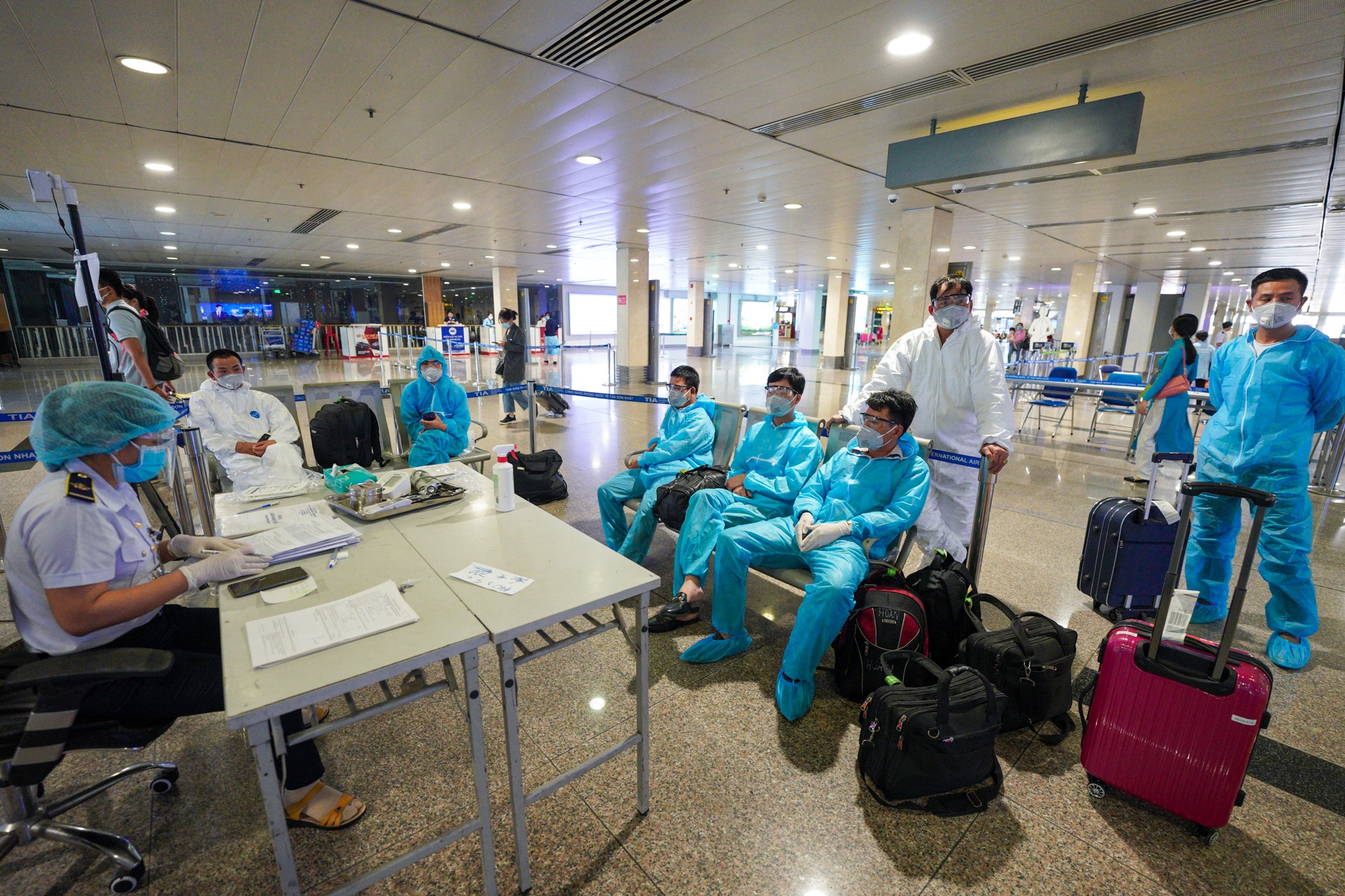 Lay mau hanh khach den tu 3 san bay anh 8