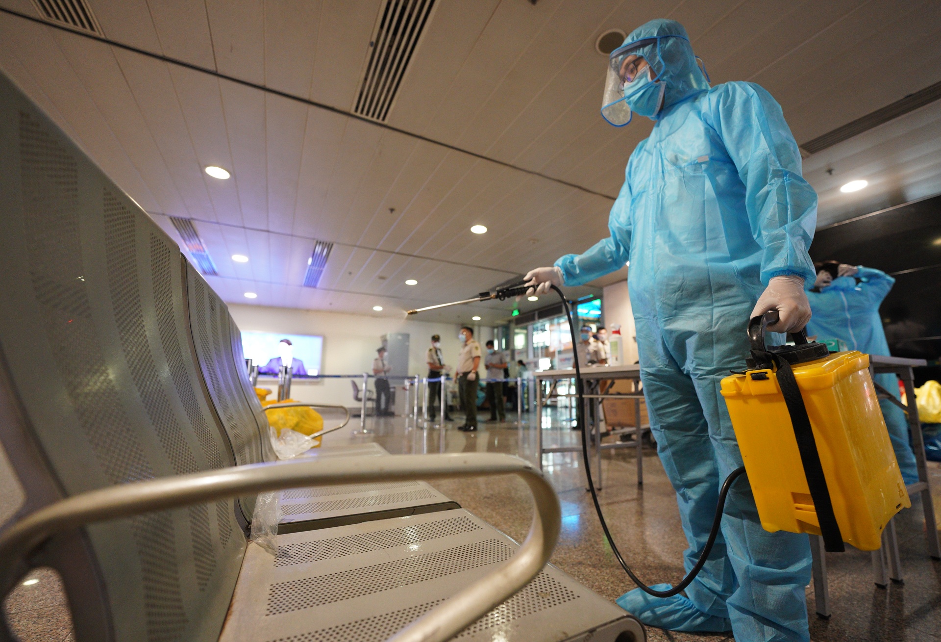 Lay mau hanh khach den tu 3 san bay anh 11