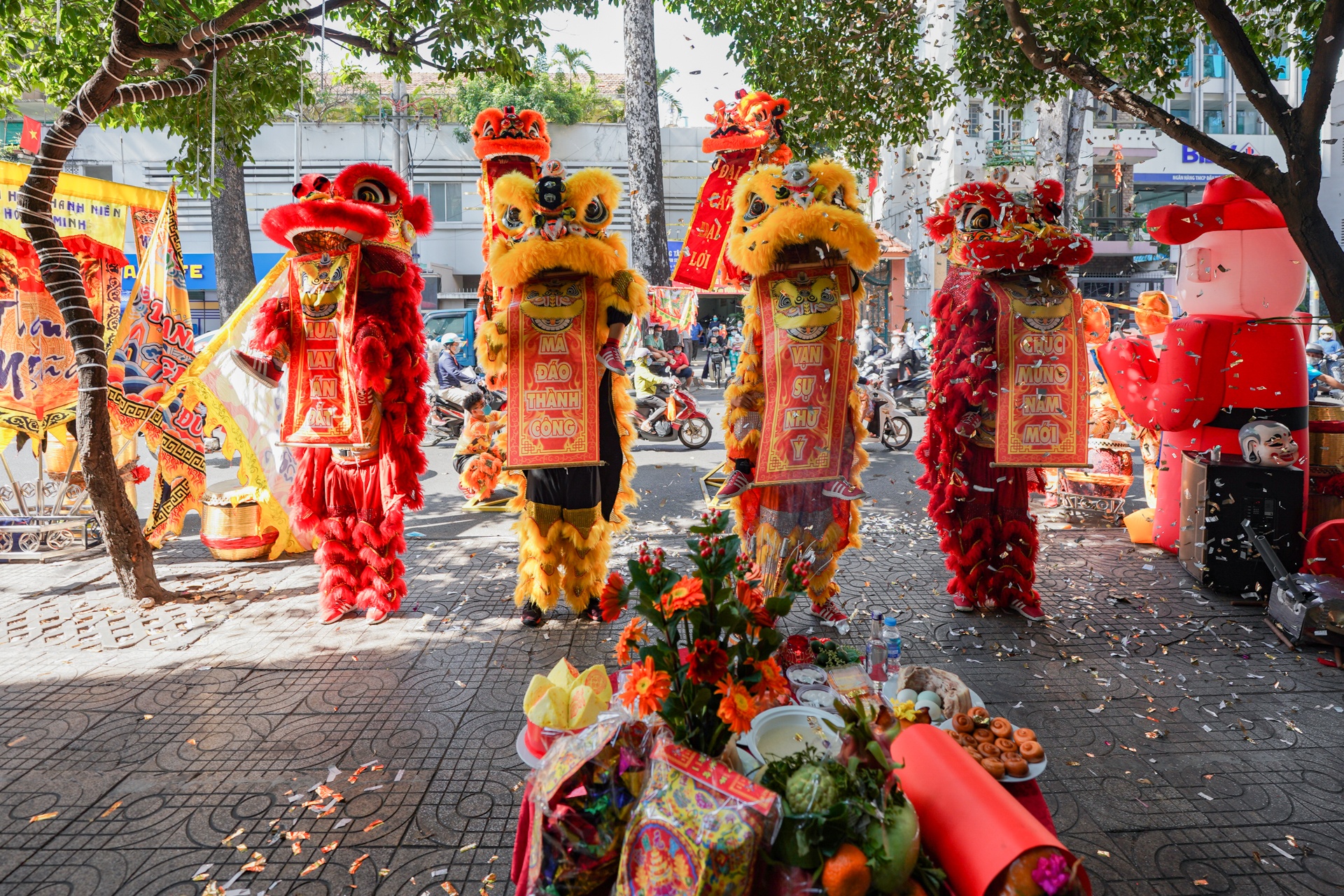 Nhieu cua hang khai truong lay ngay o TP.HCM hinh anh