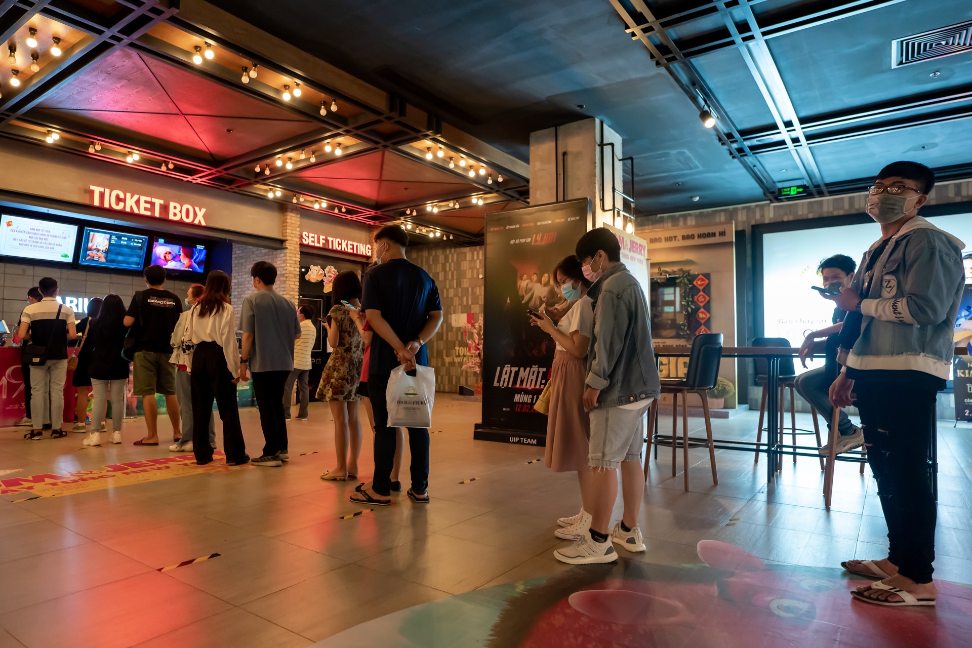 Rap phim TP.HCM mo cua tro lai anh 6