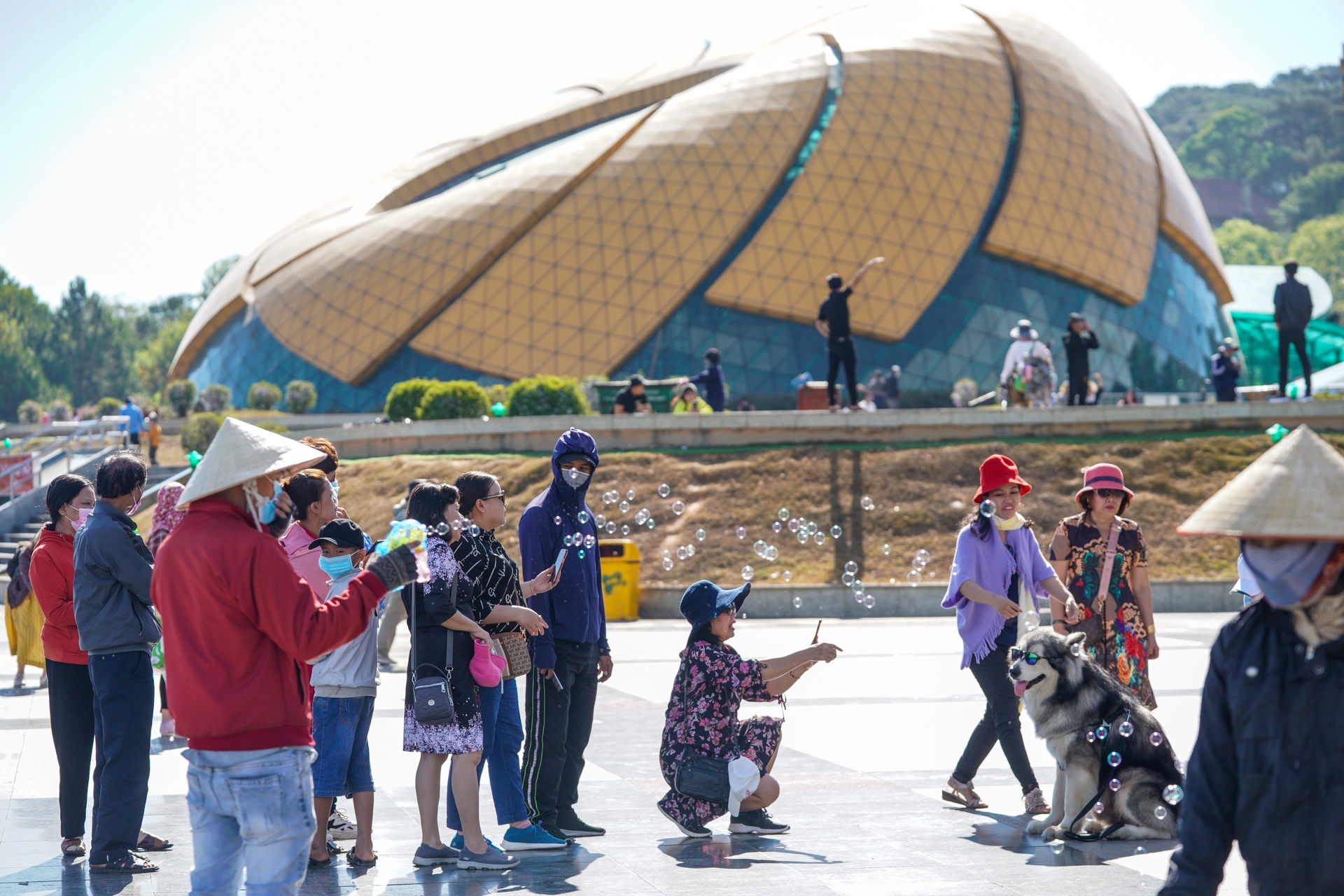 Khach tham quan Da Lat anh 4