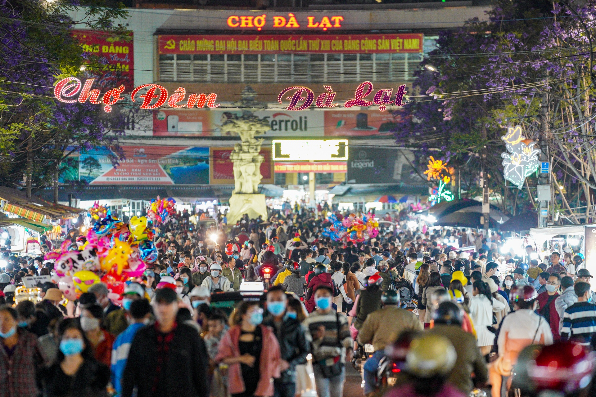 Khach tham quan Da Lat anh 1