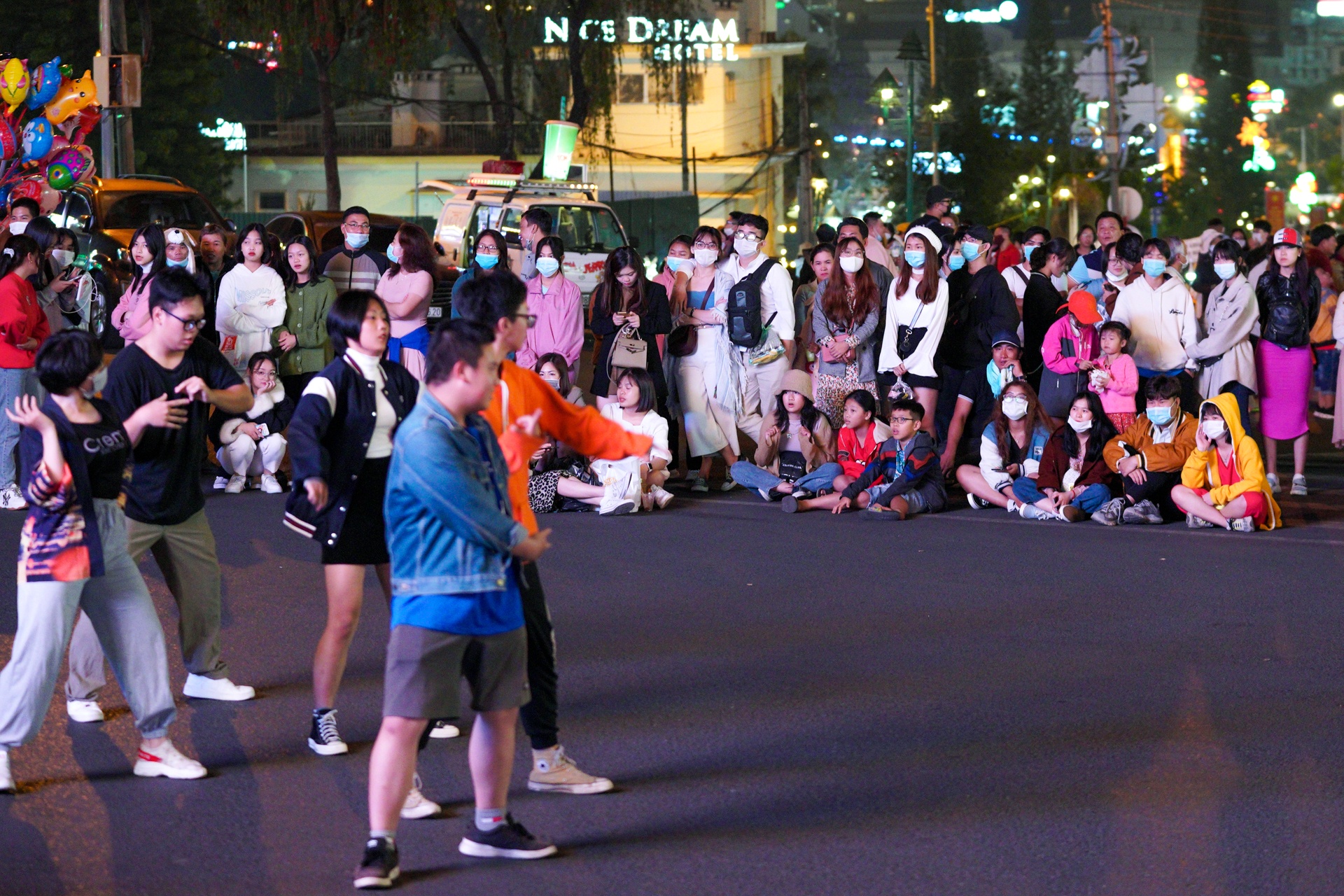 Khach tham quan Da Lat anh 3