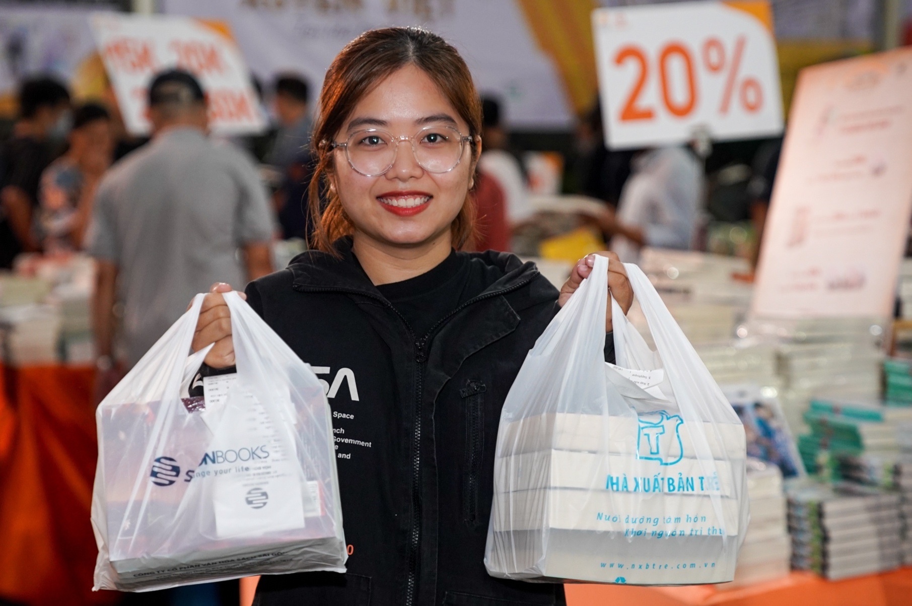 Khai mac Hoi sach xuyen Viet lan dau tien hinh anh