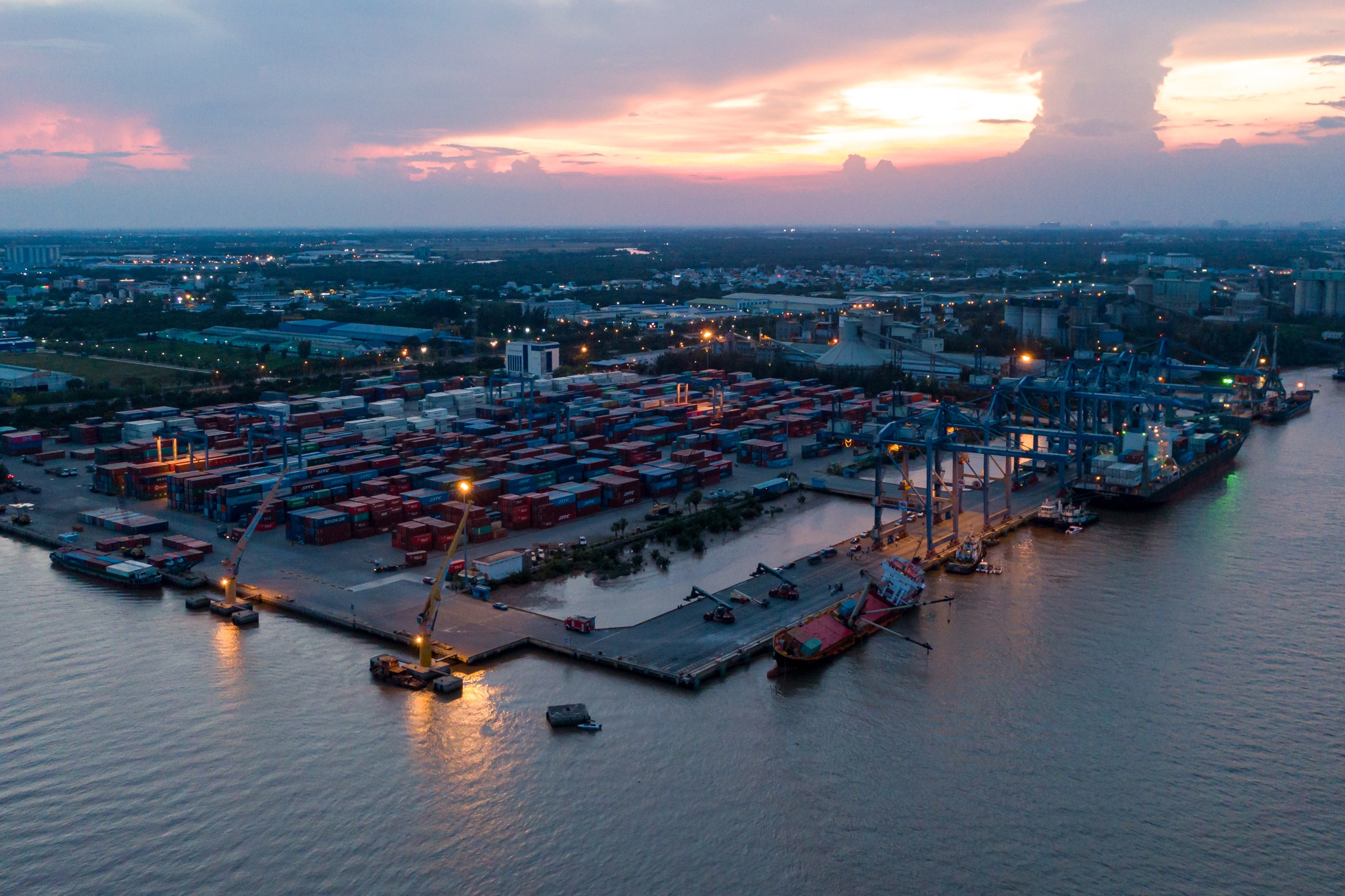 Lat tau o Tan cang Hiep Phuoc anh 6