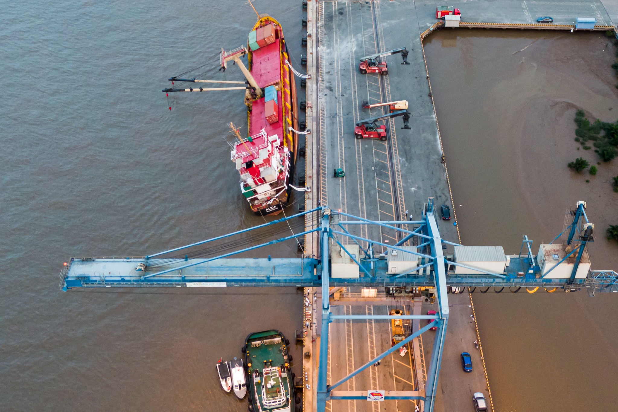 Lat tau o Tan cang Hiep Phuoc anh 5