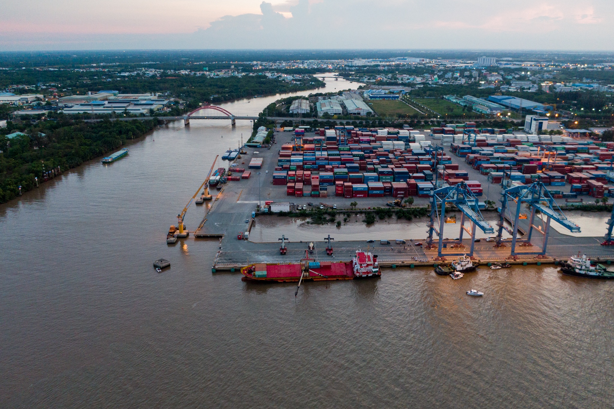 Lat tau o Tan cang Hiep Phuoc anh 4