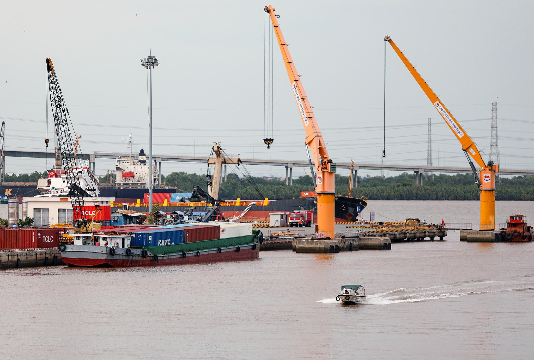 Lat tau o Tan cang Hiep Phuoc anh 2