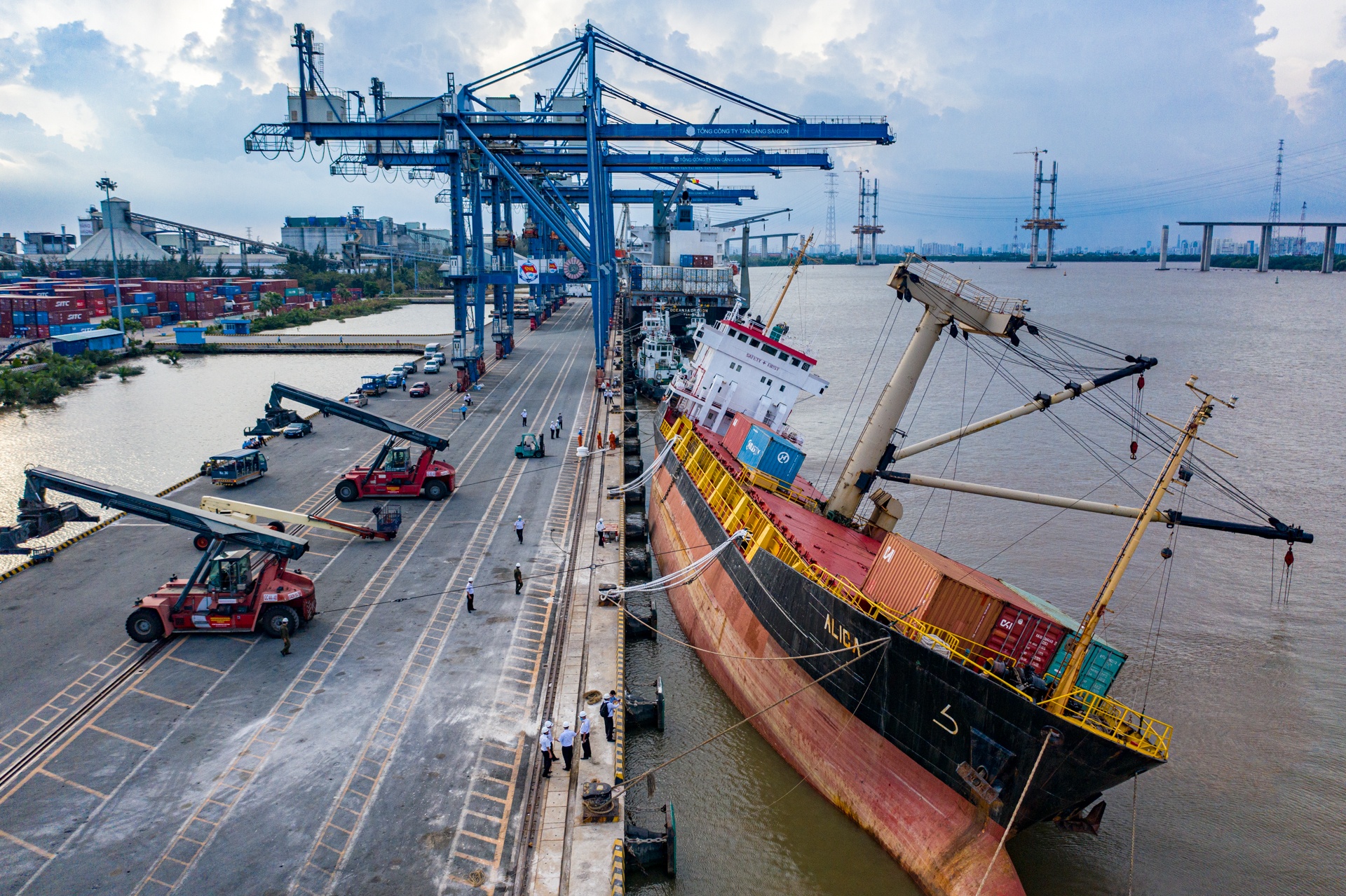 Lat tau o Tan cang Hiep Phuoc anh 1