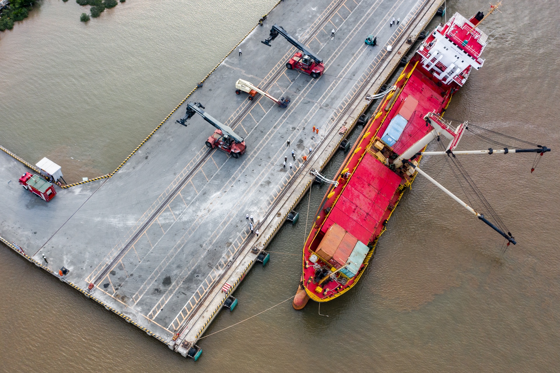 Lat tau o Tan cang Hiep Phuoc anh 3