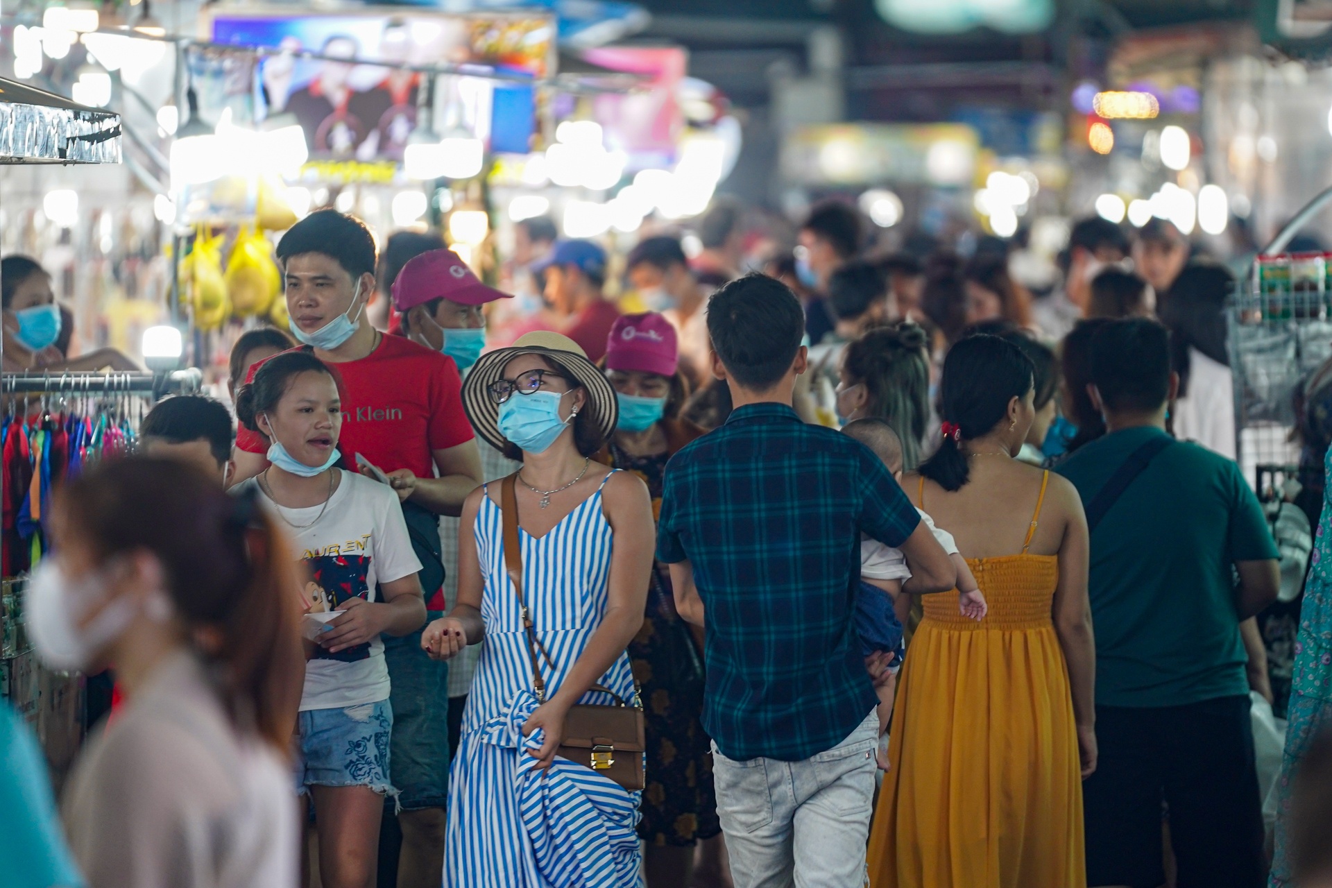 Cho dem Phu Quoc dong duc du khach anh 8