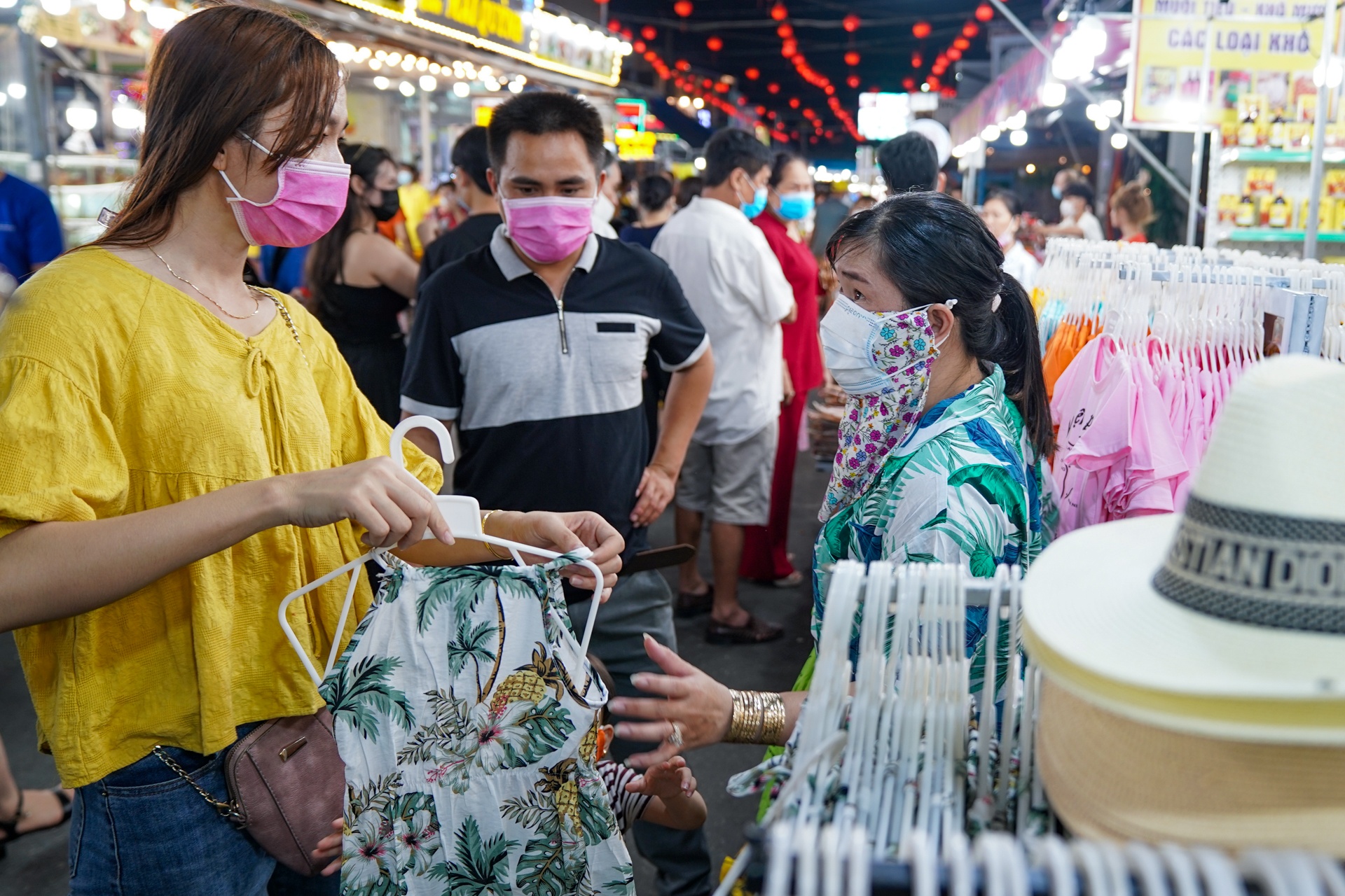 Cho dem Phu Quoc dong duc du khach anh 7