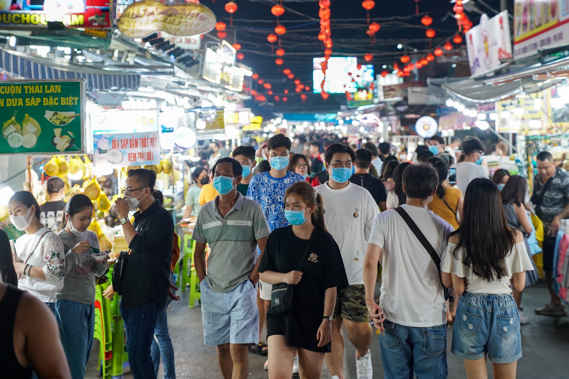 Cho dem Phu Quoc dong duc du khach anh 9