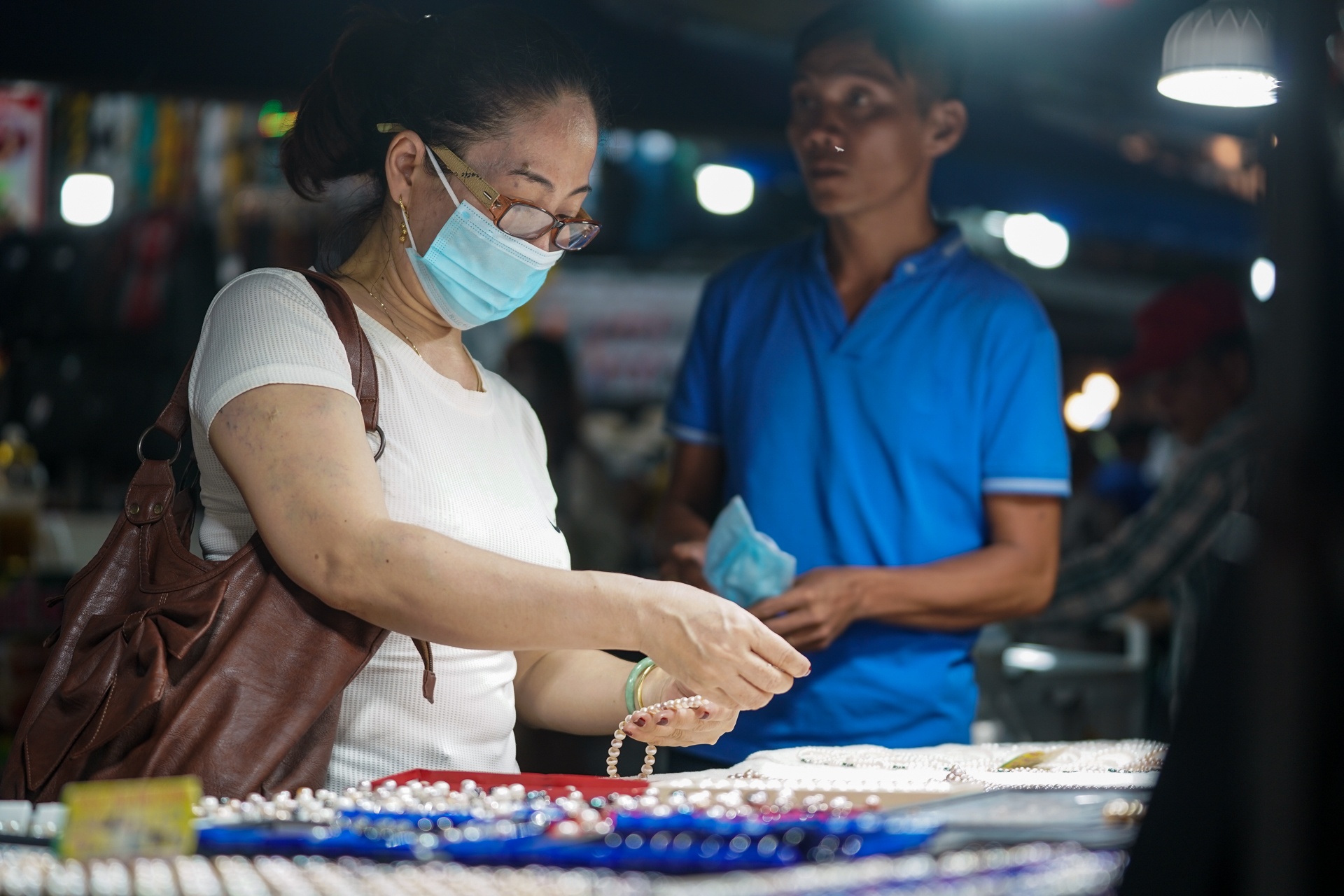 Cho dem Phu Quoc dong duc du khach anh 6