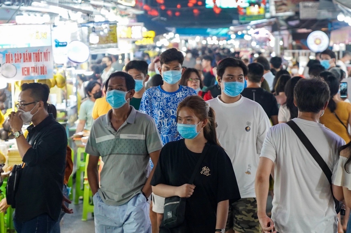 Cho dem Phu Quoc chat kin du khach le 30/4 hinh anh