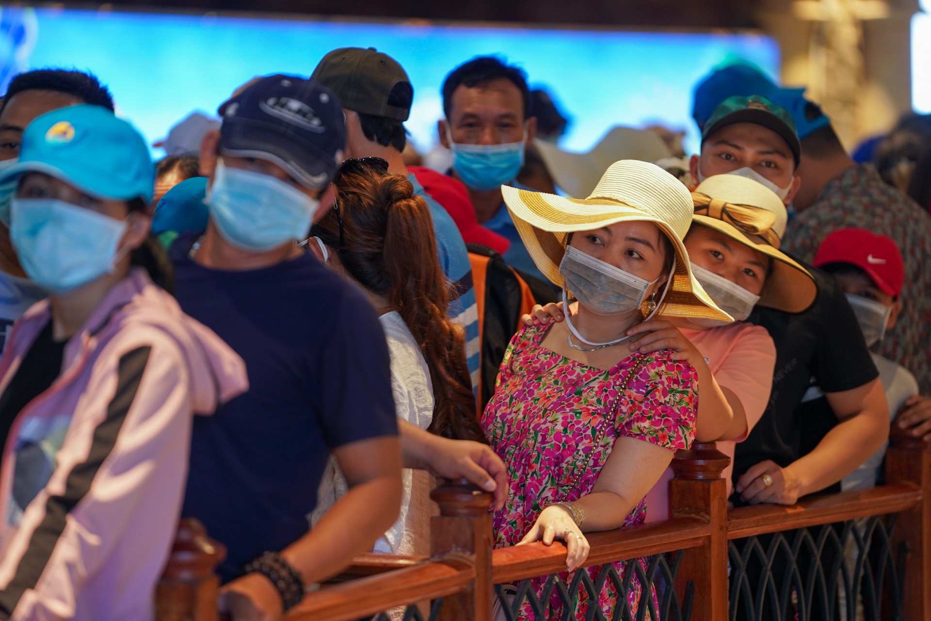 Dong nguoi xep hang cho len cap treo o Phu Quoc hinh anh