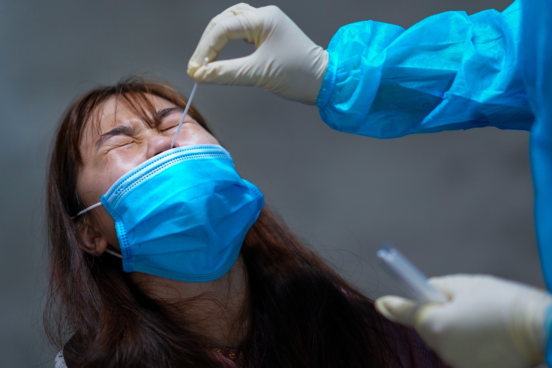 Lay mau xet nghiem Covid-19 tai TTTM anh 4