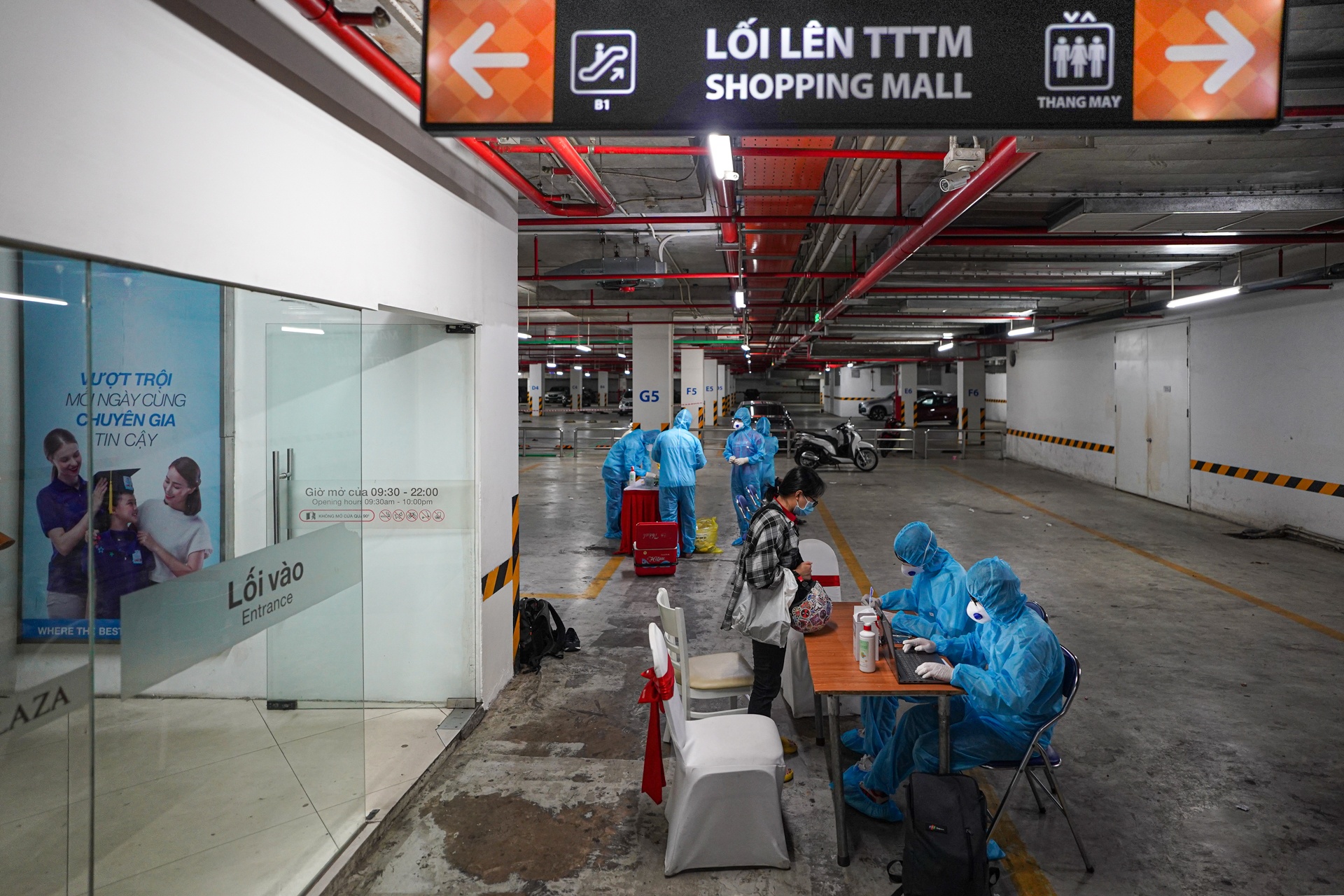 Lay mau xet nghiem Covid-19 tai TTTM anh 1